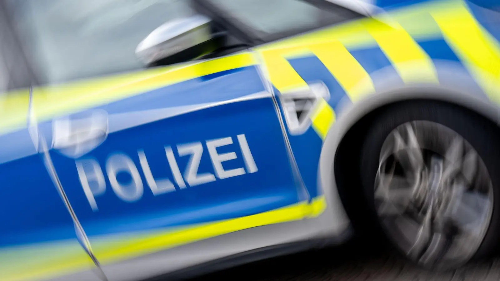 In Amberg hat ein Unbekannter das Fensterglas einer Lkw-Fahrertür zerstört. Die Polizei sucht Zeugen. (Symbolbild: Hendrik Schmidt/dpa)