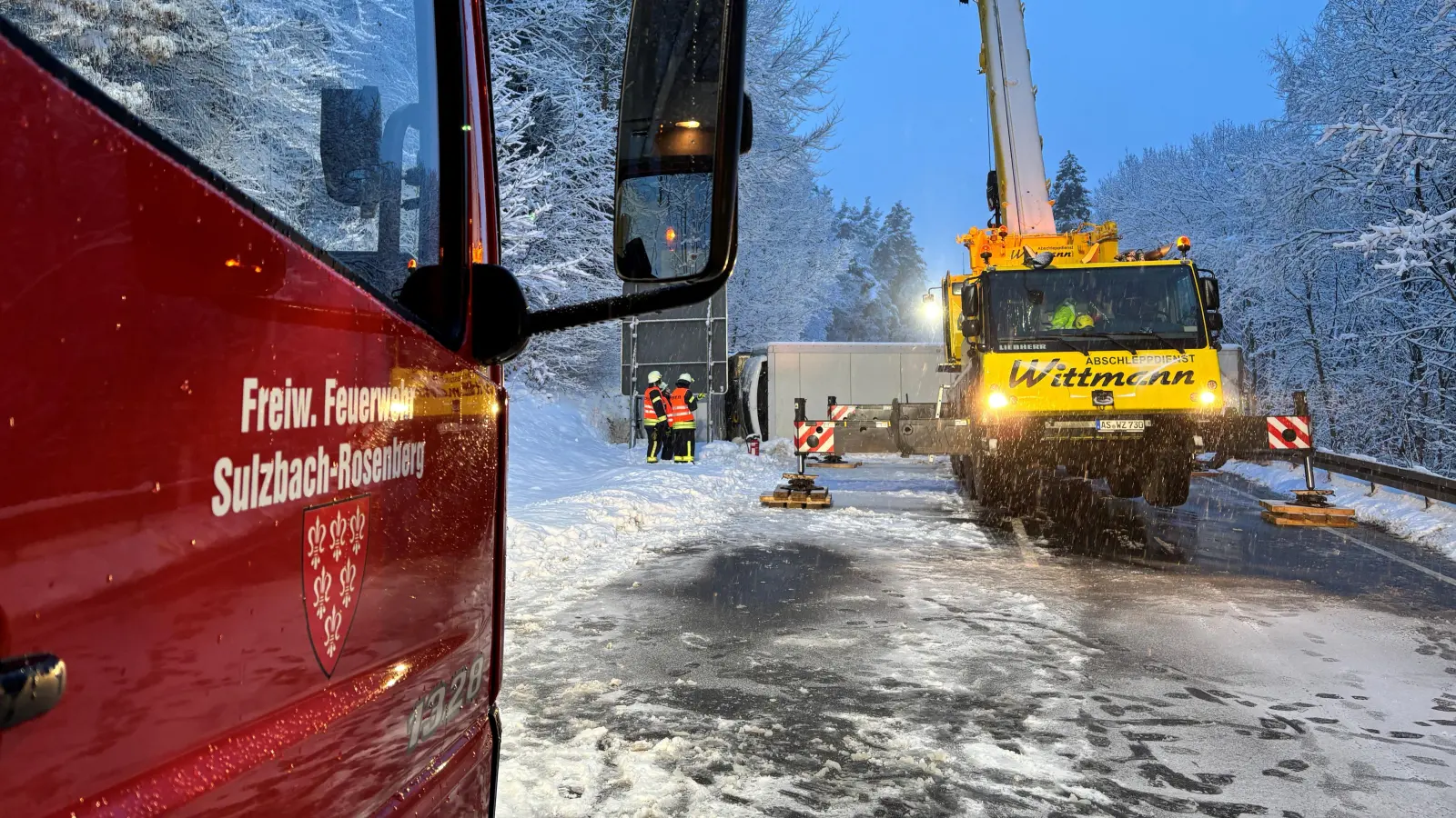 Auf der B 85 bei Edelsfeld im Landkreis Amberg-Sulzbach kippte nach Polizeiangaben ein Lastwagen auf glatter Fahrbahn um. (Bild: Jürgen Leißner)