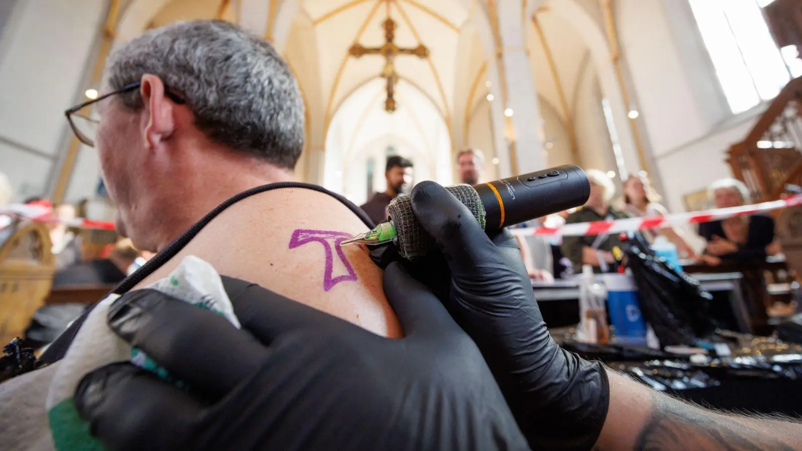 In der Johanniskirche in Osnabrück werden kostenlose Tattoos angeboten. (Bild: Friso Gentsch/dpa)