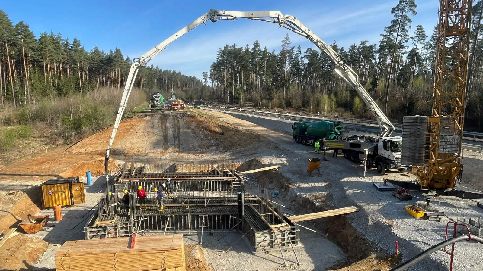 Die Arbeiten an der Brücke Wolfsgrube schreiten voran.  (Bild: Staatliches Bauamt Amberg-Sulzbach/exb)