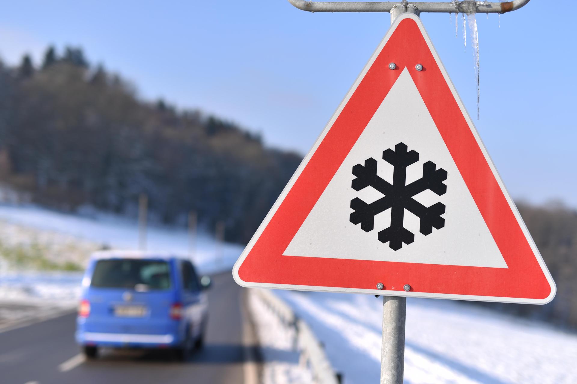 Mehrfach überschlug sich ein Mann mit seinem Toyota im Landkreis Amberg-Sulzbach, da er seine Geschwindigkeit nicht an die winterlichen Straßenverhältnisse angepasst hatte.<br> (Symbolbild: Uwe Anspach/dpa)