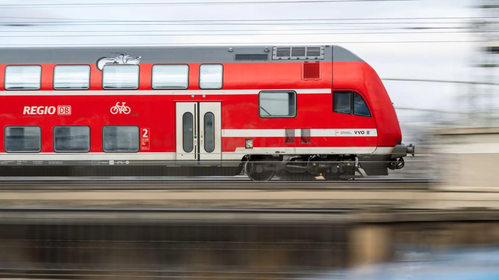 Bahnreisende, die Richtung Hof oder Regensburg beziehungsweise München fahren wollen, müssen am Montag Geduld haben. Mehrere Züge der Linie RE 2 fallen aus. (Symbolbild: Robert Michael/dpa)