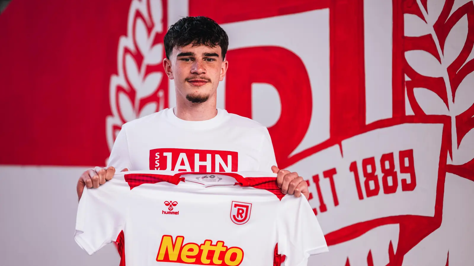 Arian Dizdarevic hat seinen ersten Profivertrag beim SSV Jahn unterschrieben. (Bild: Gschlößl/SSV Jahn)