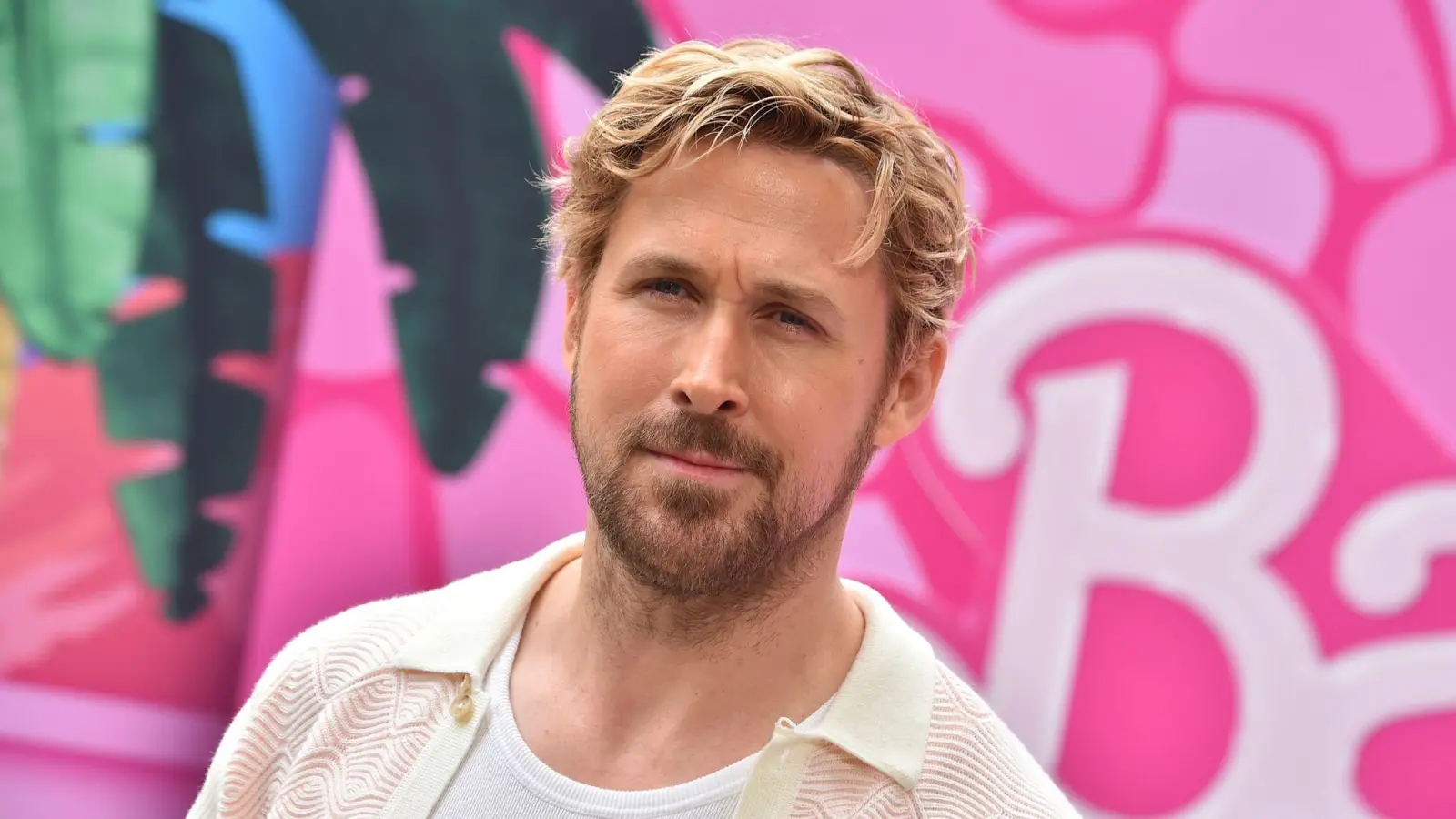 Schauspieler Ryan Gosling verkörpert im Film „Barbie“ den Freund der Barbie-Puppe. (Bild: Jordan Strauss/Invision/AP/dpa)
