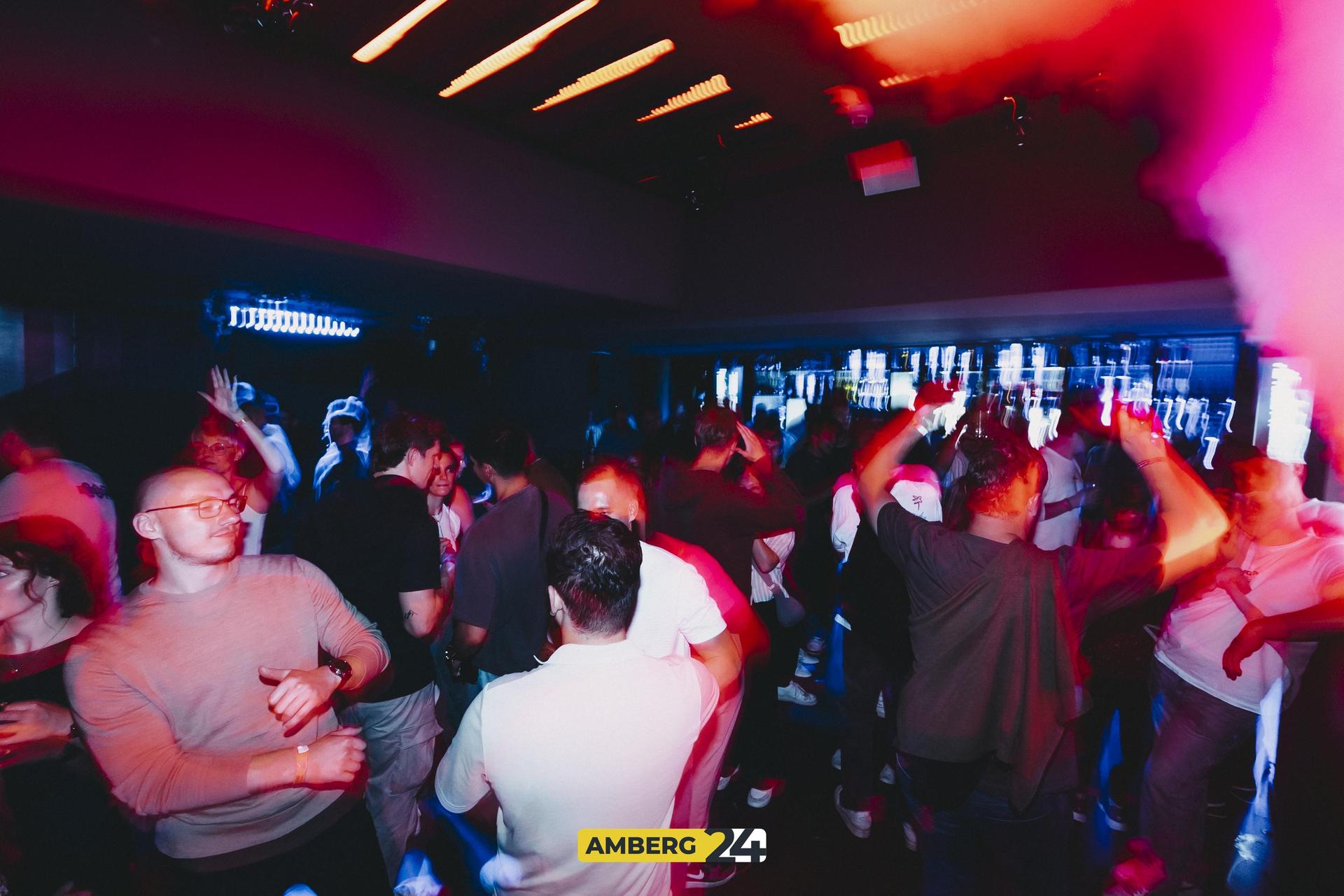 Amberg tanzt im Cave 2025 (Bild: Lolografie)
