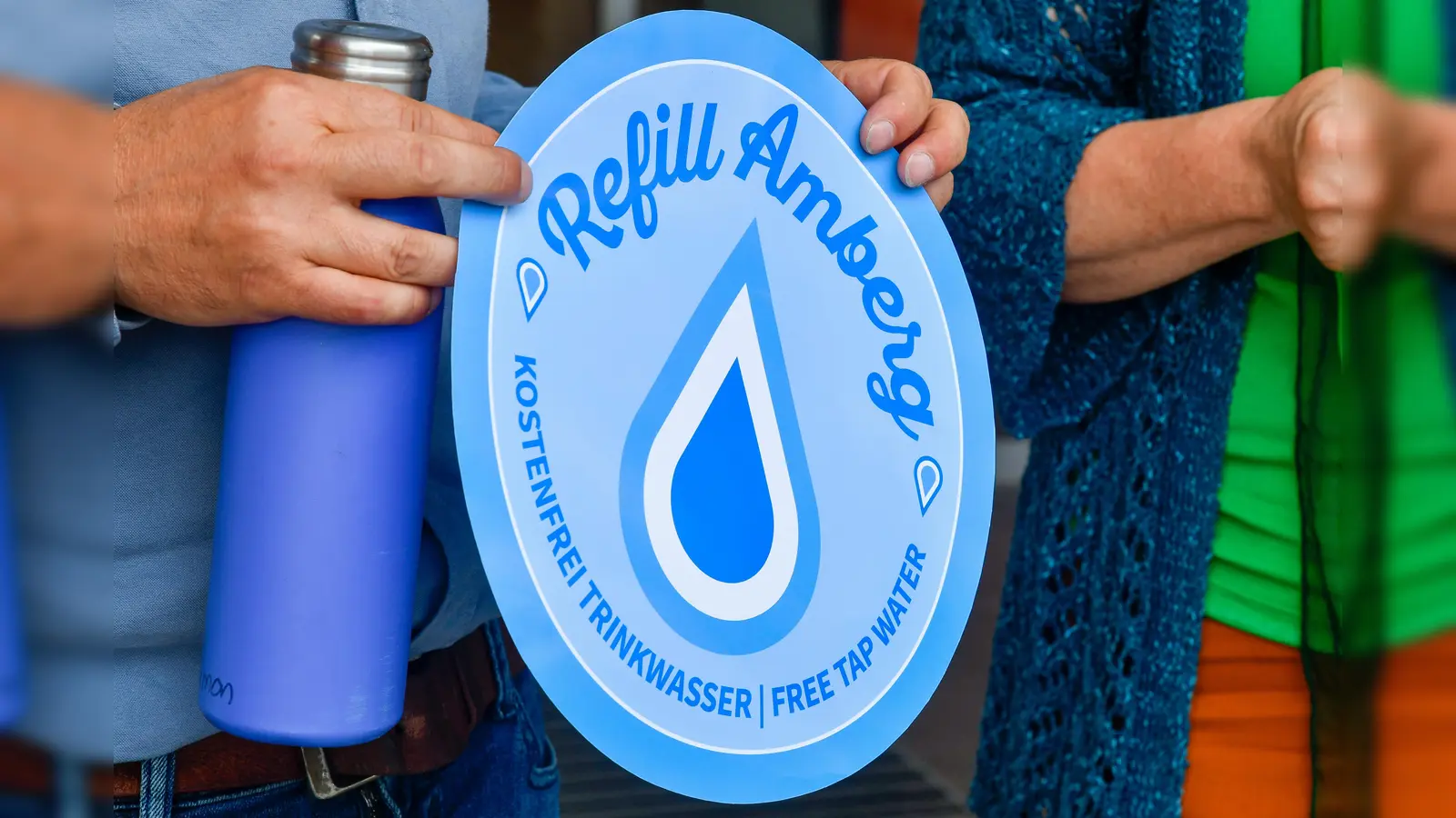Refill Amberg, Wasser auffüllen mit diesem Aufkleber am Fenster kannst du kostenfrei Leitungswasser in dein mitgebrachtes Gefäß auffüllen lassen. (Bild: Petra Hartl)