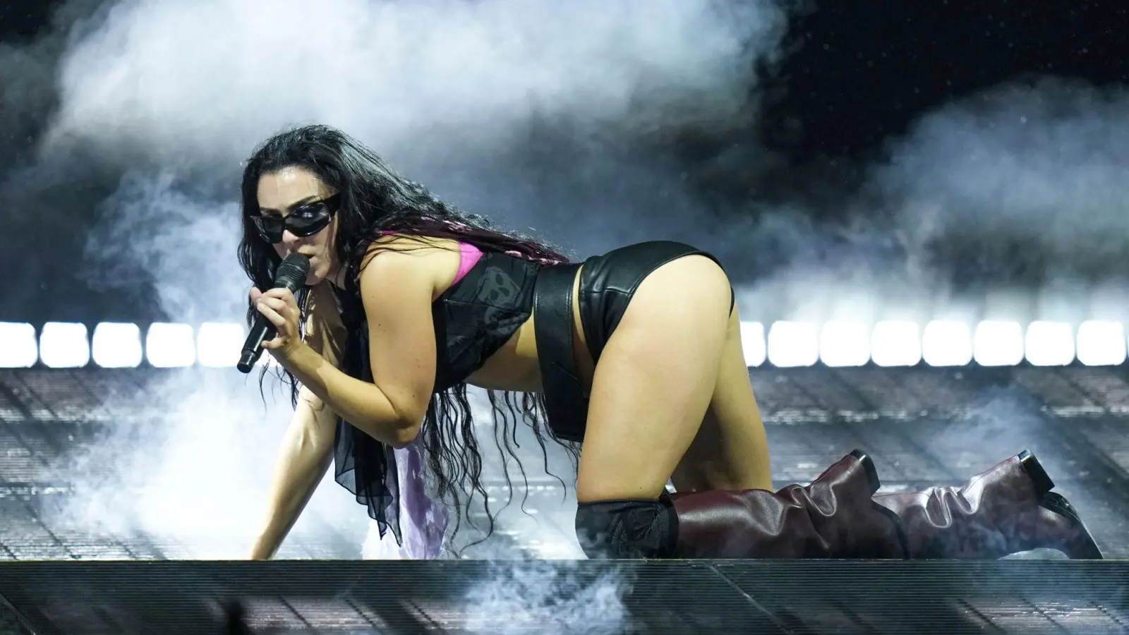 Eine der angesagtesten Popstars derzeit: Charli XCX. (Archivbild) (Bild: Scott A Garfitt/Invision via AP/dpa)