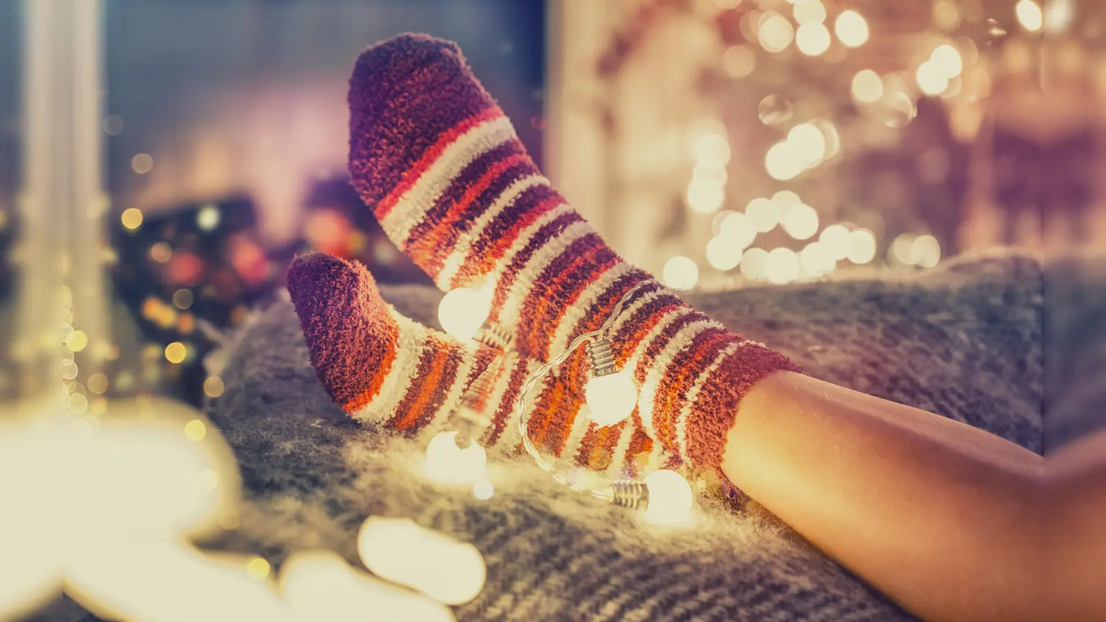 Lichterketten, Adventskalenderschokolade und flauschige Socken: das ist Weihnachtszeit. Für manche. (Symbolbild: Diana Drubig - stock.adobe.com)