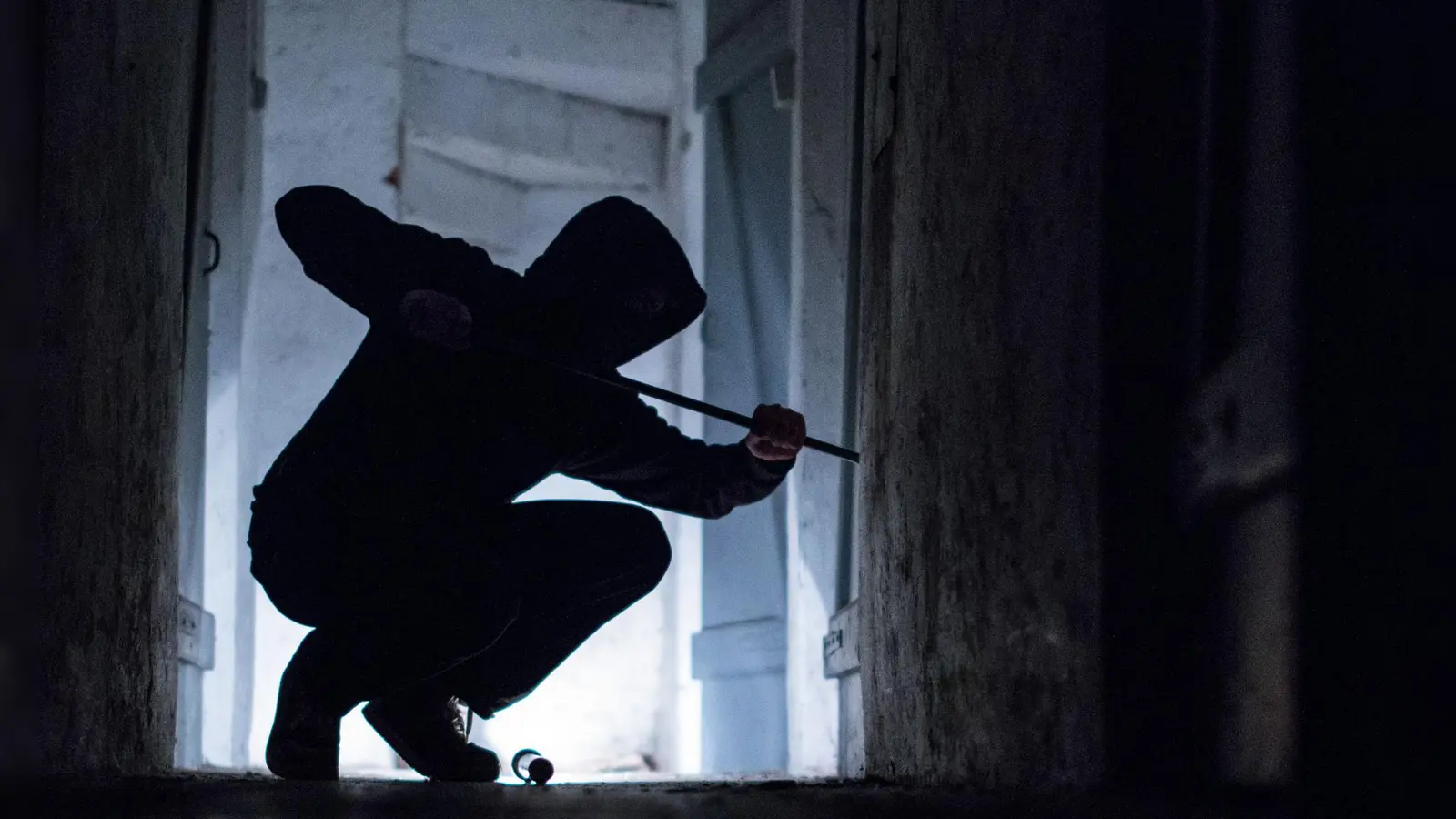 Einem Einbrecher, der sich auf dem Sportplatz in Illschwang Zugang zu einem Container verschaffen wollte, ist die Polizei auf der Spur. (Symbolbild: Silas Stein/dpa)