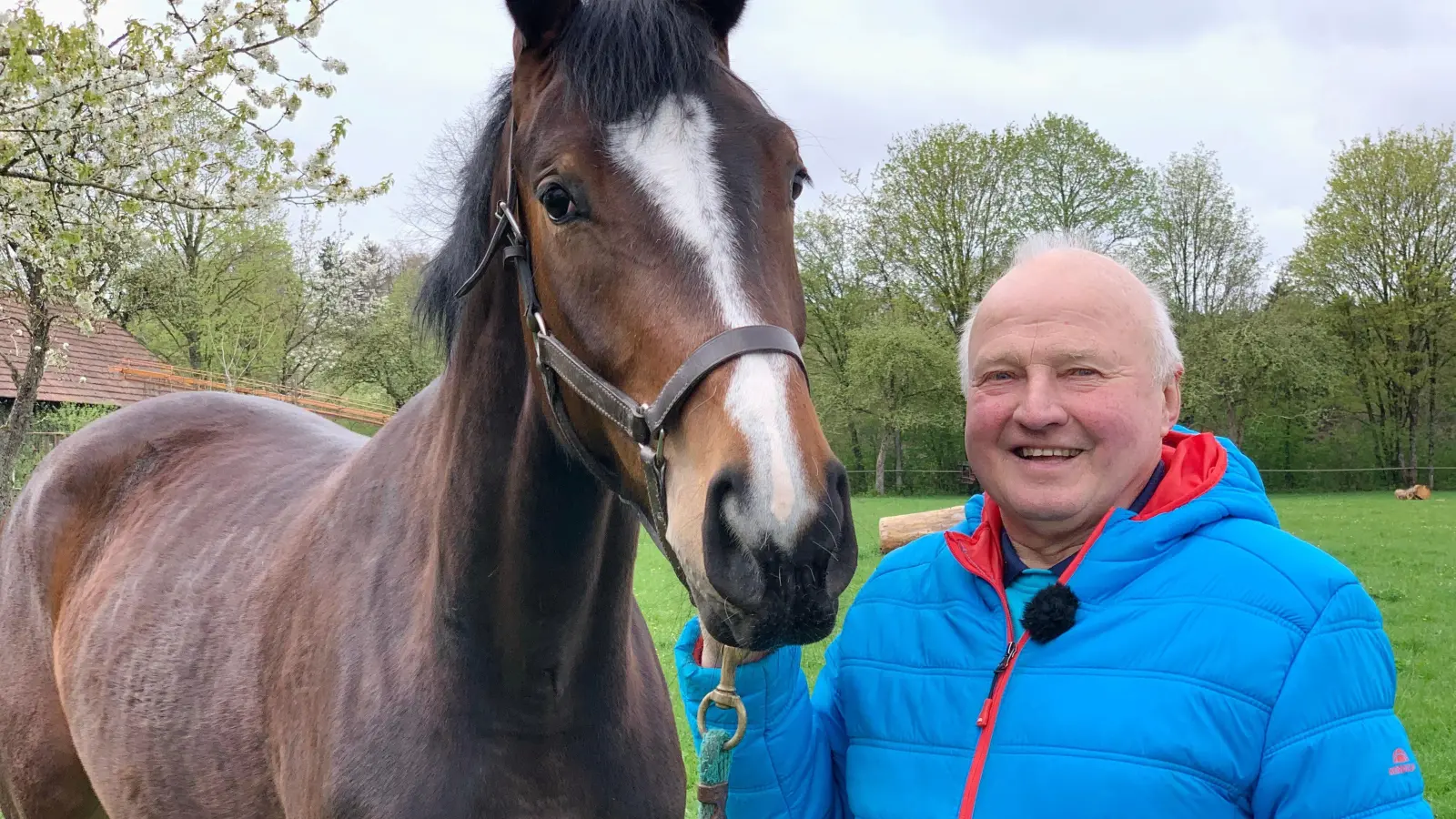 Reitlehrer Heiner (70) kommt aus der Oberpfalz und möchte sich in der RTL-Sendung „Bauer sucht Frau” verlieben. (Bild: RTL)