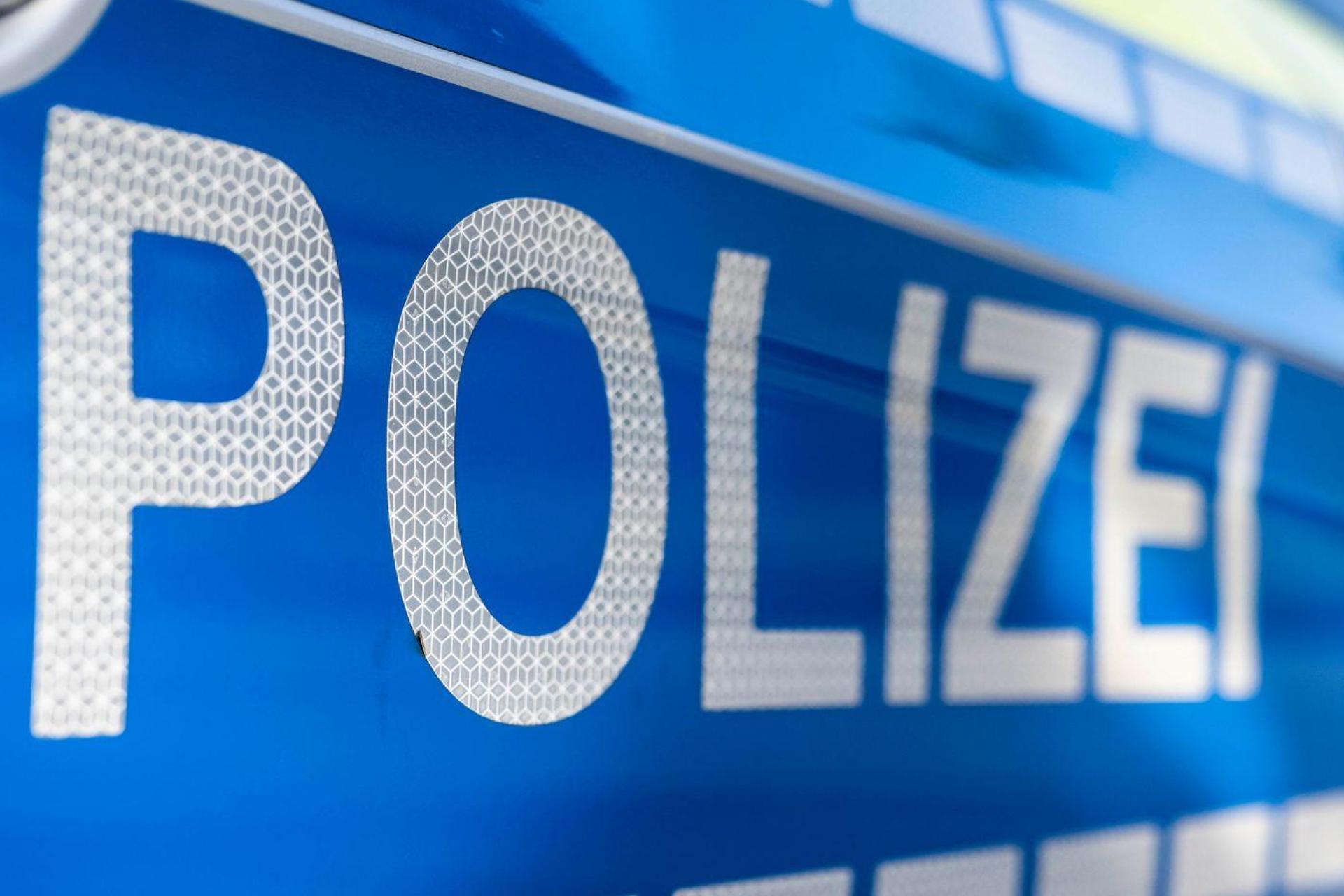 Drei junge Männer stehlen E-Zigaretten aus einem Automaten in Amberg. Die Polizei stellt die Täter und sichert Beweismaterial. (Symbolbild: David Inderlied/dpa)