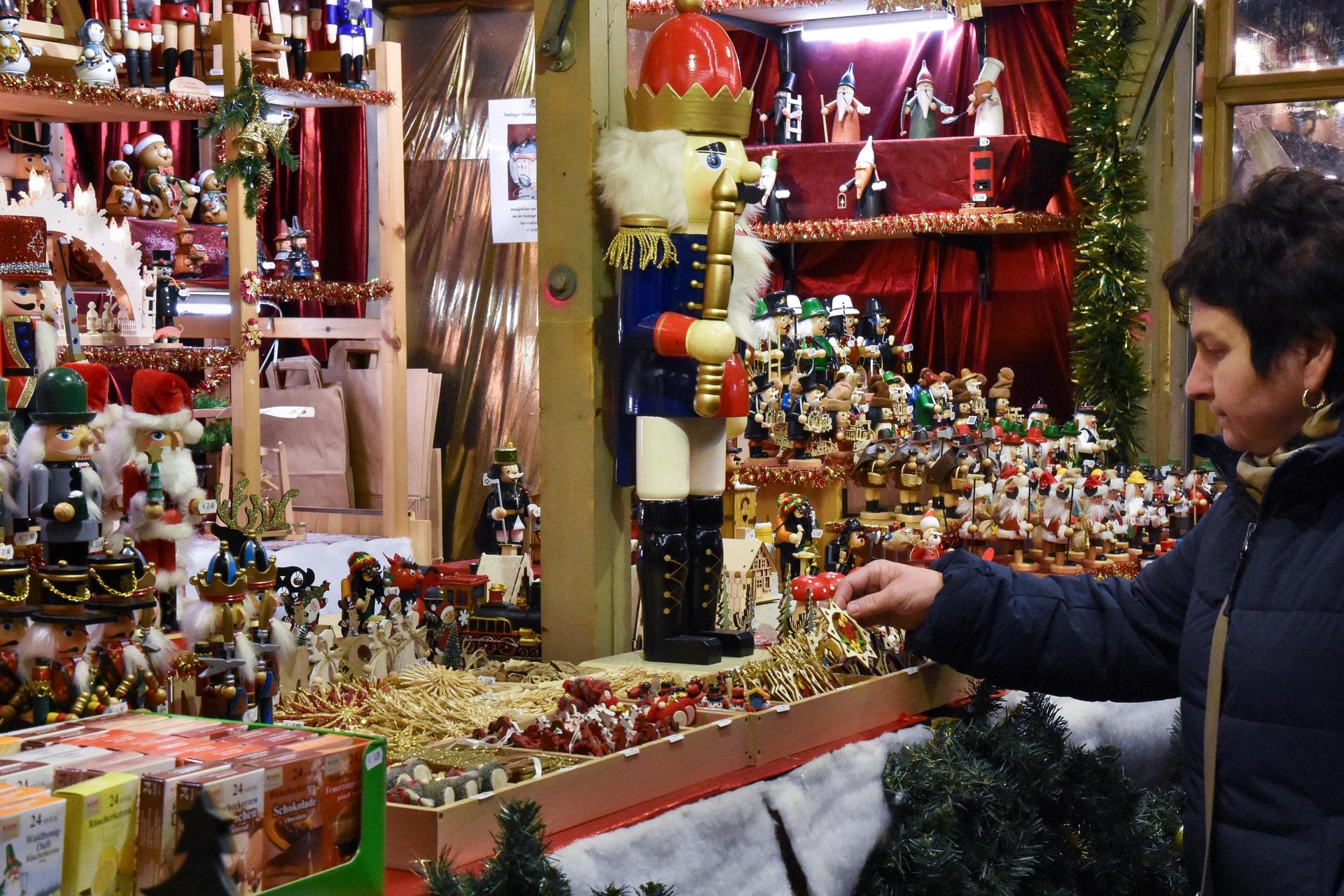 Wer noch nicht genügend Weihnachtsdeko hat, könnte derzeit am Amberger Marktplatz fündig werden. (Bild: Stephan Huber)