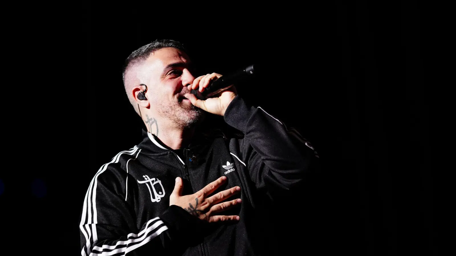 Rapper Bushido hat einen geplanten Auftritt auf einem Festival am Wochenende in Bayern abgesagt. (Archivbild) (Bild: Eva Manhart/APA/dpa)