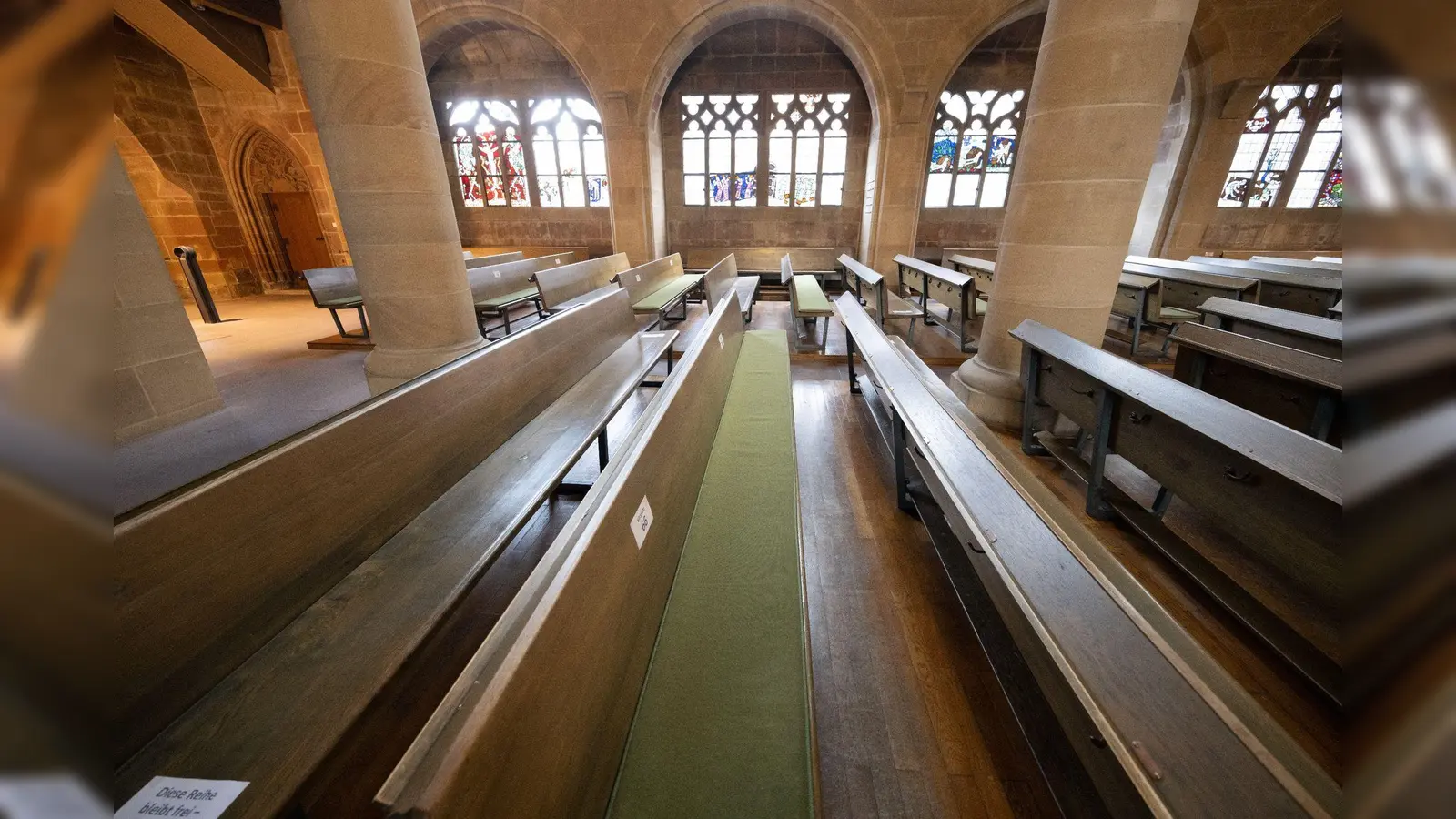 In einer Kirche sind die Bänke während der Öffnungszeit unbesetzt. (Symbolbild: Bernd Weißbrod/dpa)