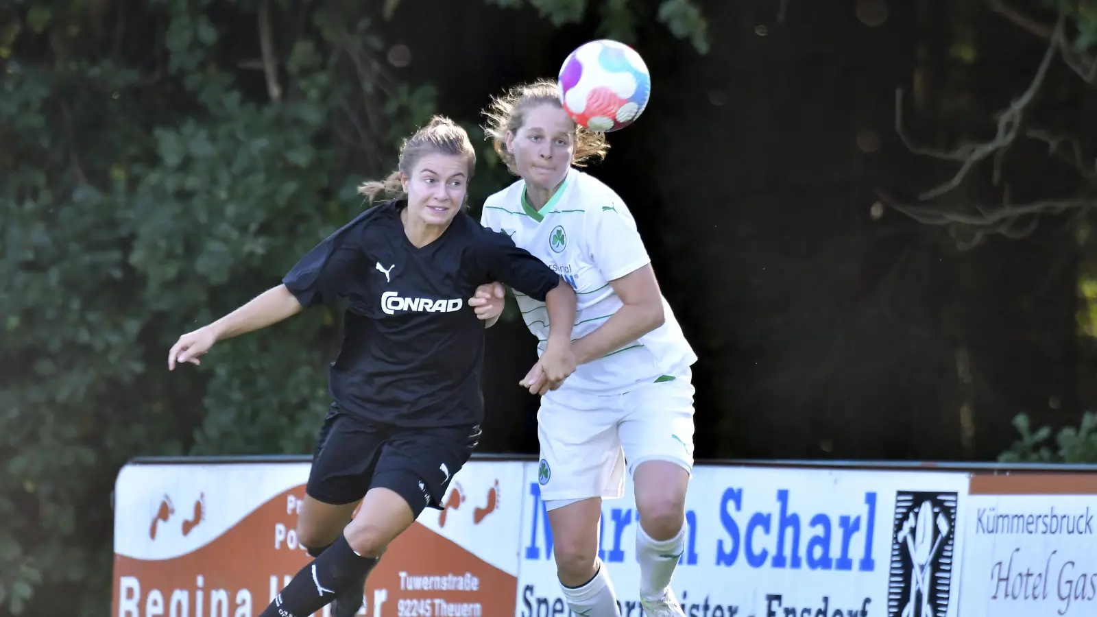 Anna Luschner (links) vom TSV Theuern setzt sich beim 4:1-Sieg gegen Fürth erfolgreich in Szene. Auch im Gastspiel beim FC Stern München soll gepunktet werden.  (Bild: Hubert Ziegler)