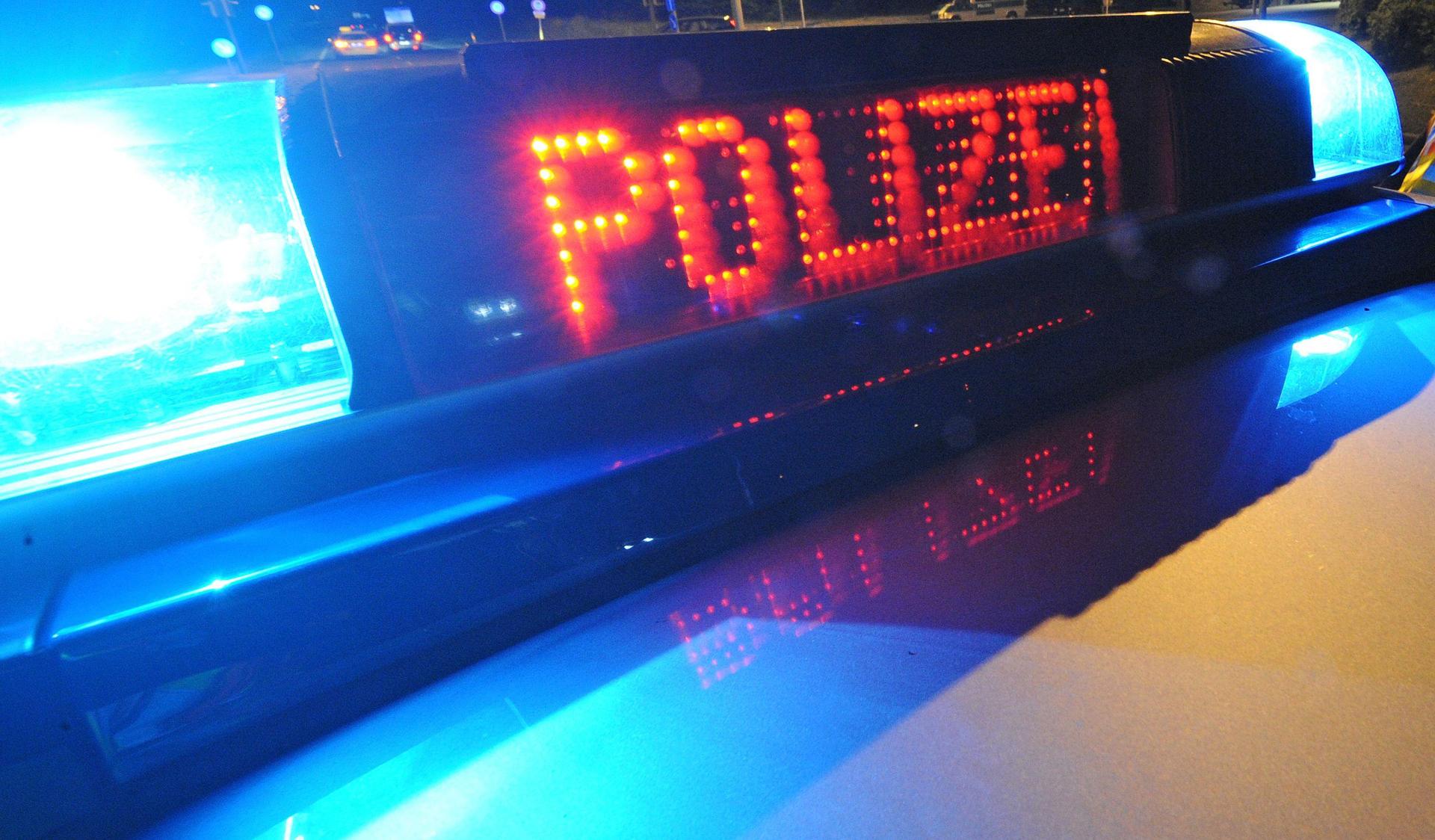Ein Dieb hat eine Tasche aus einem unversperrten Auto in Amberg gestohlen. (Symbolbild: dpa/Patrick Seeger)