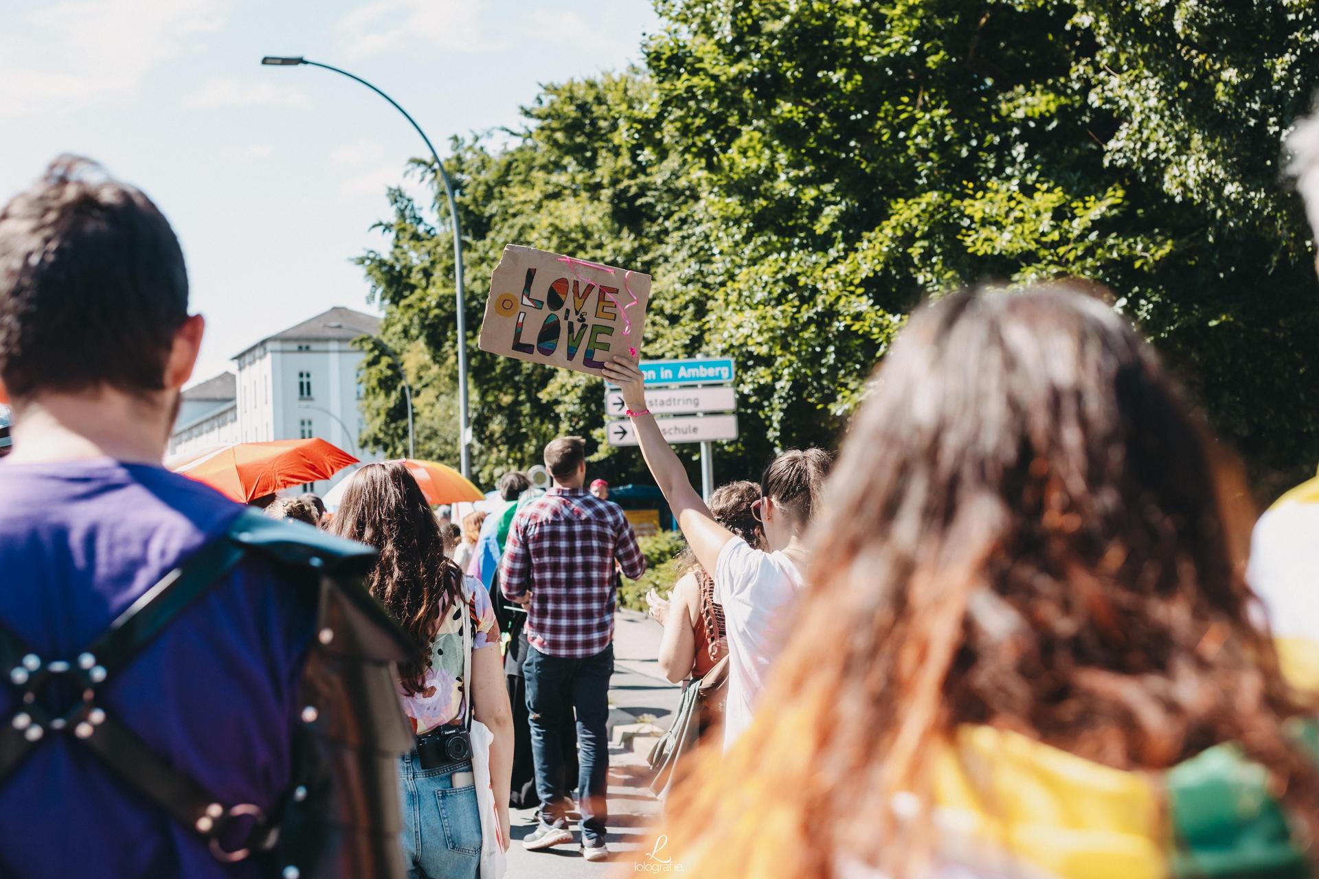 Die Bilder von der CSD-Parade 2023 in Amberg. (Bild: Leonie Hartung)