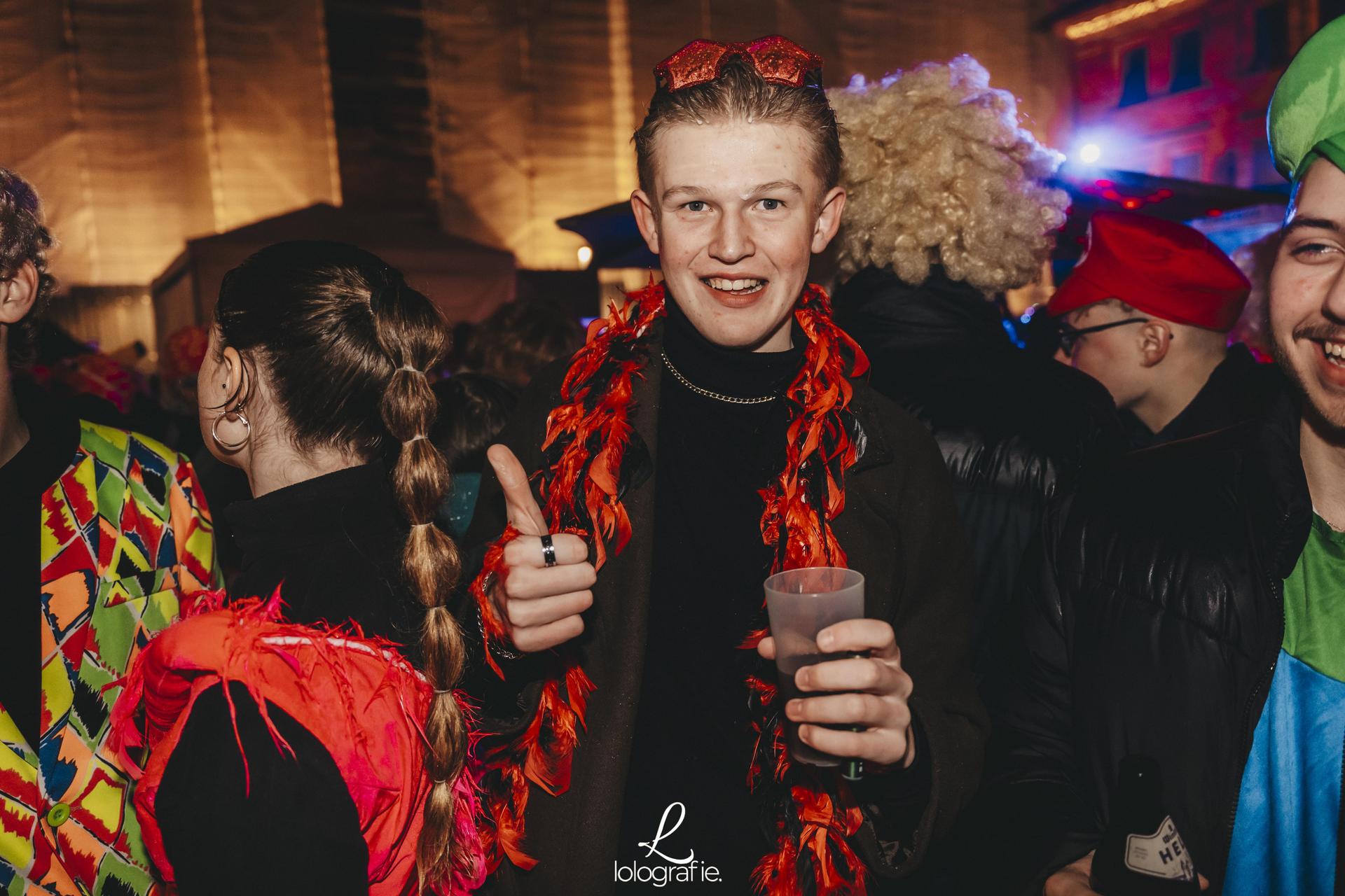 Hexennacht in Amberg. Die Fotos vom Weiberfasching am Marktplatz, exklusiv auf Amberg24.de (Bild: Lolografie)