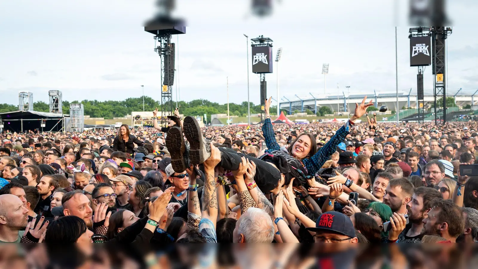 Rund 80.000 Musikfans erwarten die Veranstalter von Rock im Park in diesem Jahr täglich auf dem Gelände. (Archivbild) (Bild: Daniel Karmann/dpa)