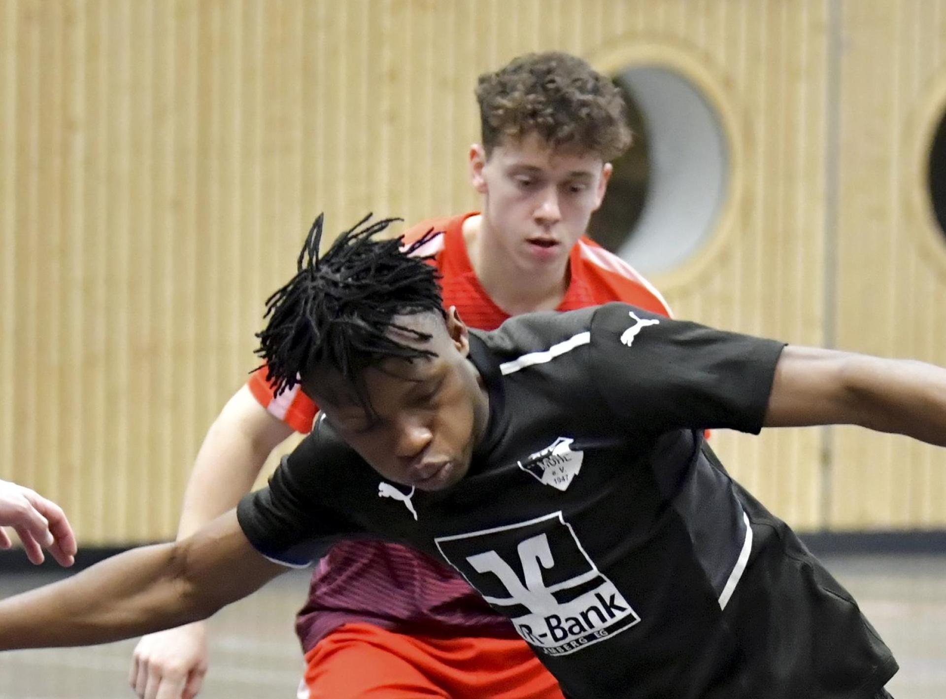 Im vergangenen Jahr holte der TuS/WE Hirschau (rote Trikots) mit dem Endspielsieg gegen den ASV Haselmühl den Wagner-Cup. (Bild: zg)