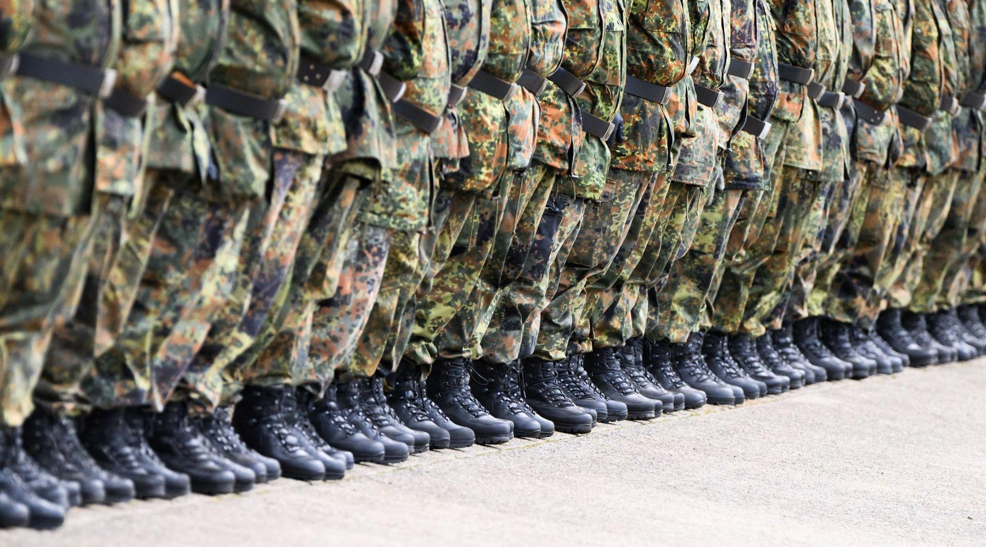 Wehrdienst - Symbolbild (Bild: Julian Stratenschulte/dpa)