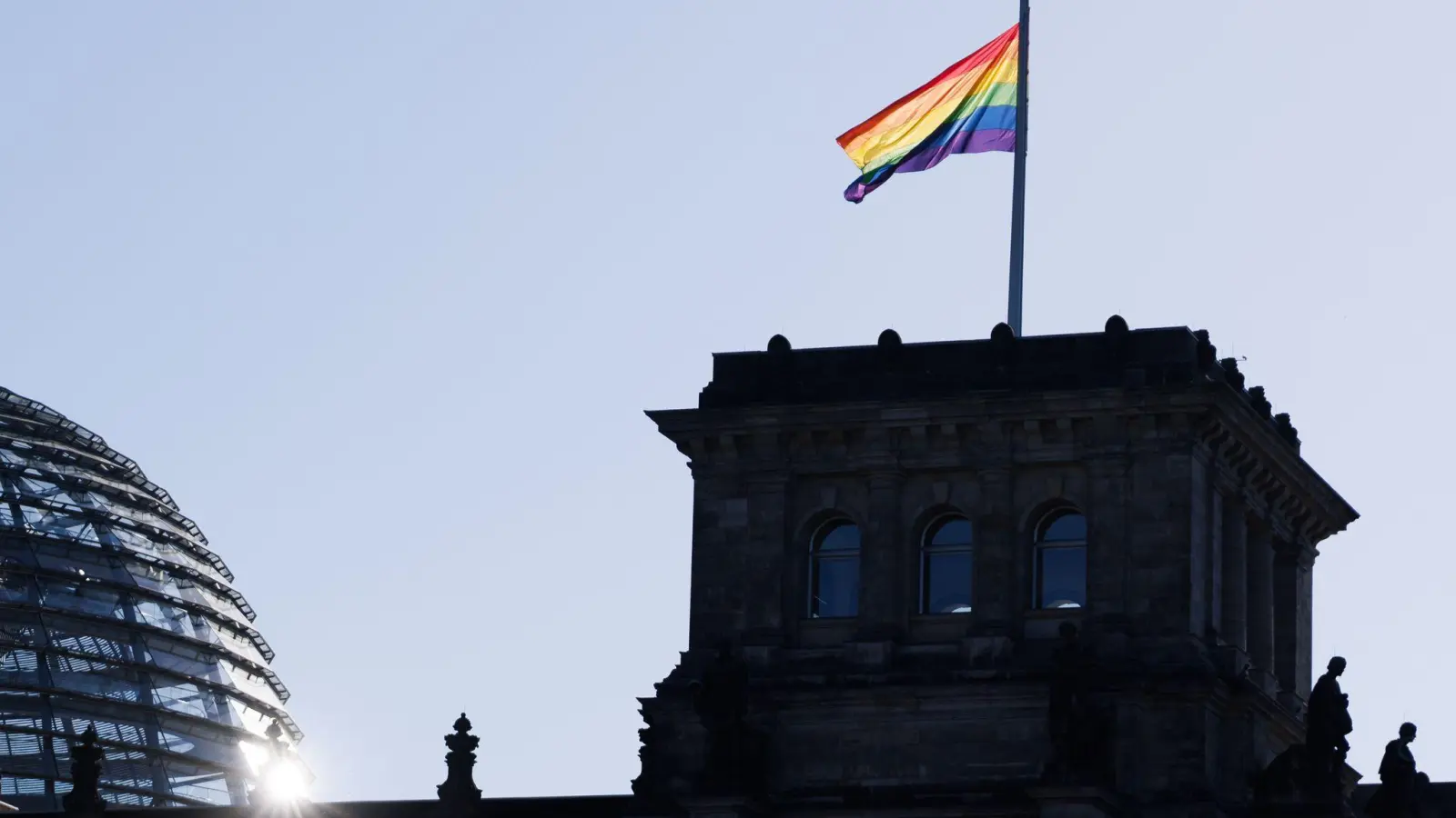 Bundestagspräsidentin Klöckner lässt die Fahne nur noch am Internationalen Tag gegen Homophobie hissen.  (Bild: Carsten Koall/dpa)