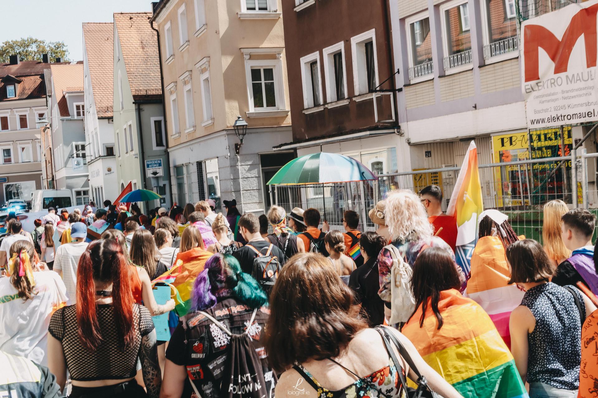 Die Bilder von der CSD-Parade 2023 in Amberg. (Bild: Leonie Hartung)