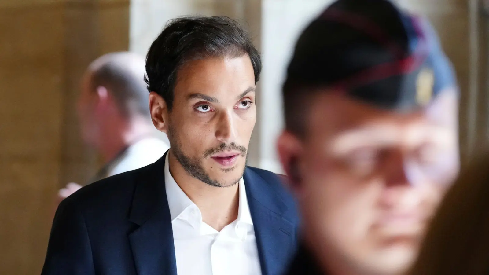 Den Angeklagten im Prozess um den Raubüberfall auf Kim Kardashian drohen empfindliche Strafen. (Bild: Aurelien Morissard/AP/dpa)