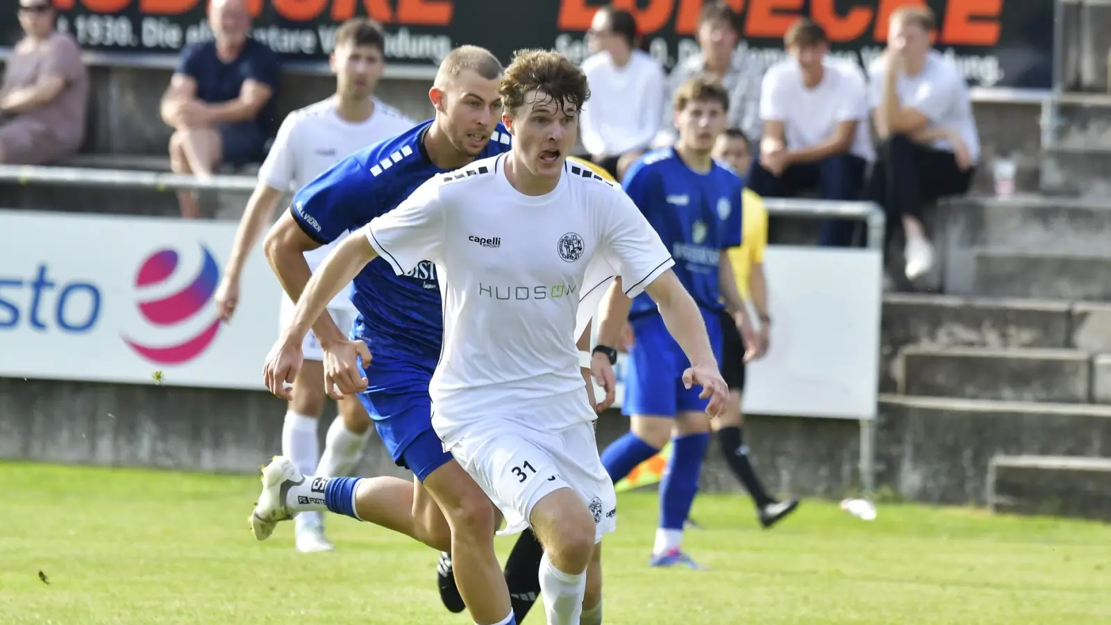 Alexander Moratz (vorne) erzielte den Siegtreffer für die DJK Gebenbach. (Archivbild: Hubert Ziegler)