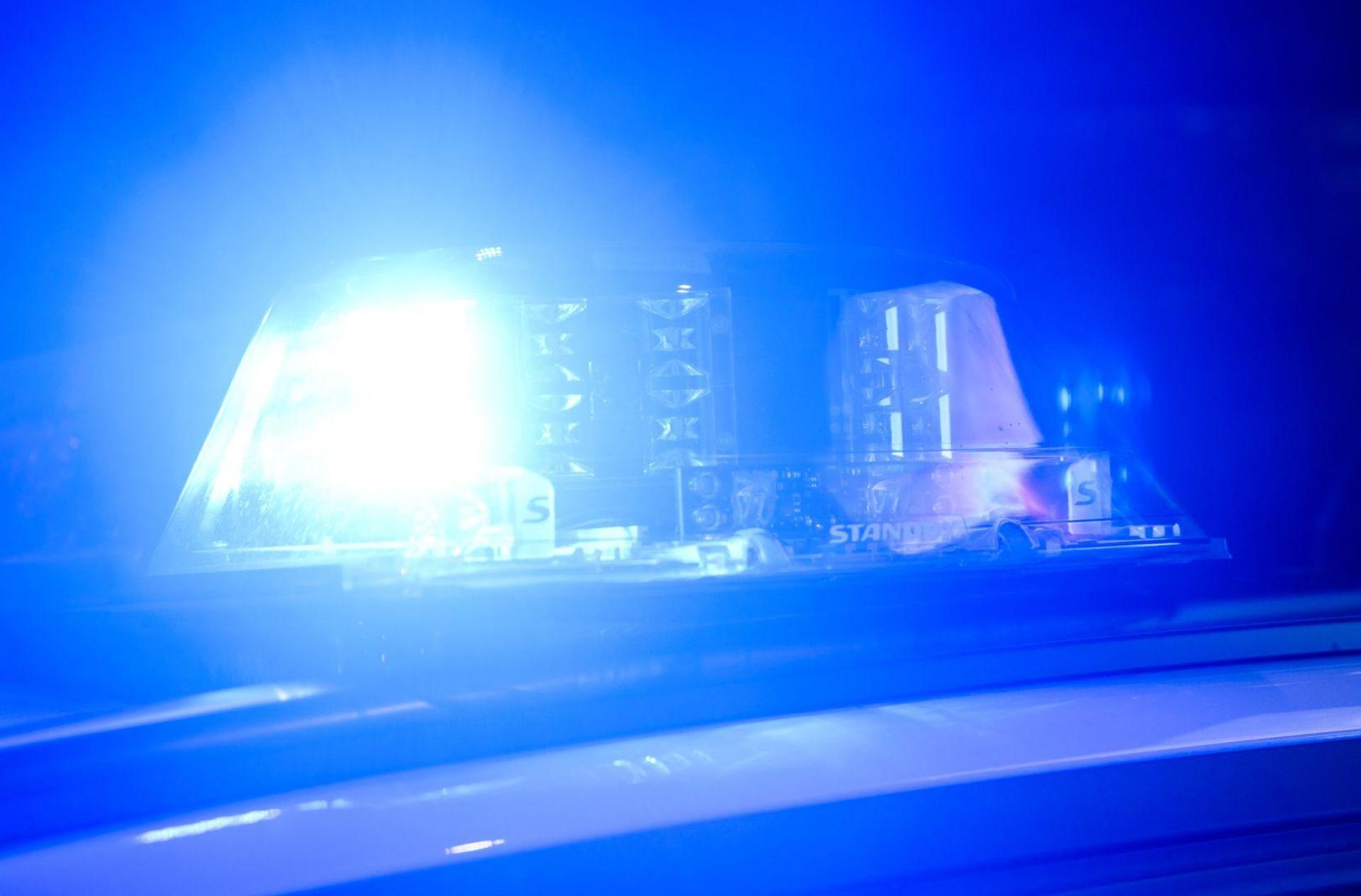 Die beiden Insassen des Wagens konnten über das Eis ans Ufer gehen. (Symbolbild: Julian Stratenschulte/dpa)