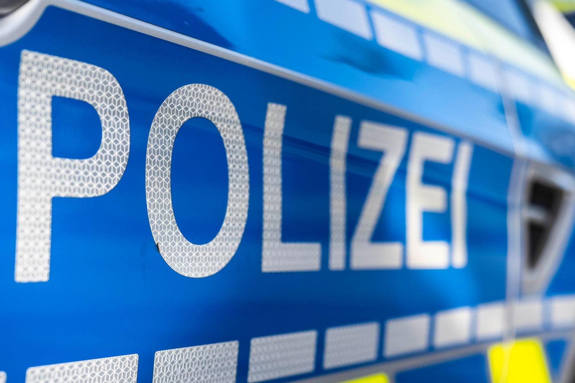 Die Christbäume lagen ungesichert auf einem Anhänger, auf ihnen lagen drei Kinder. (Symbolbild: David Inderlied/dpa)