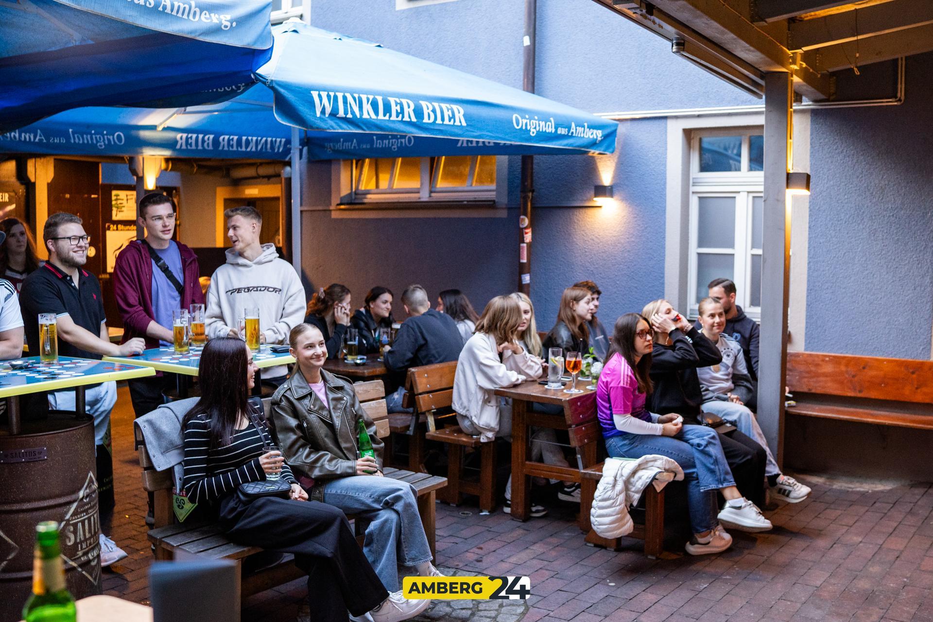 Beim Public Viewing in Amberg war schon ein bissl was los. So habt ihr den Sieg der Deutschen verfolgt. (Bild: Fotografie Lako)