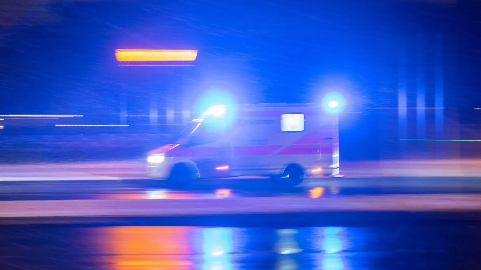 Die Einsatzkräfte brachten den Schwerverletzten in ein Krankenhaus. (Symbolbild) (Bild: Sebastian Gollnow/dpa)