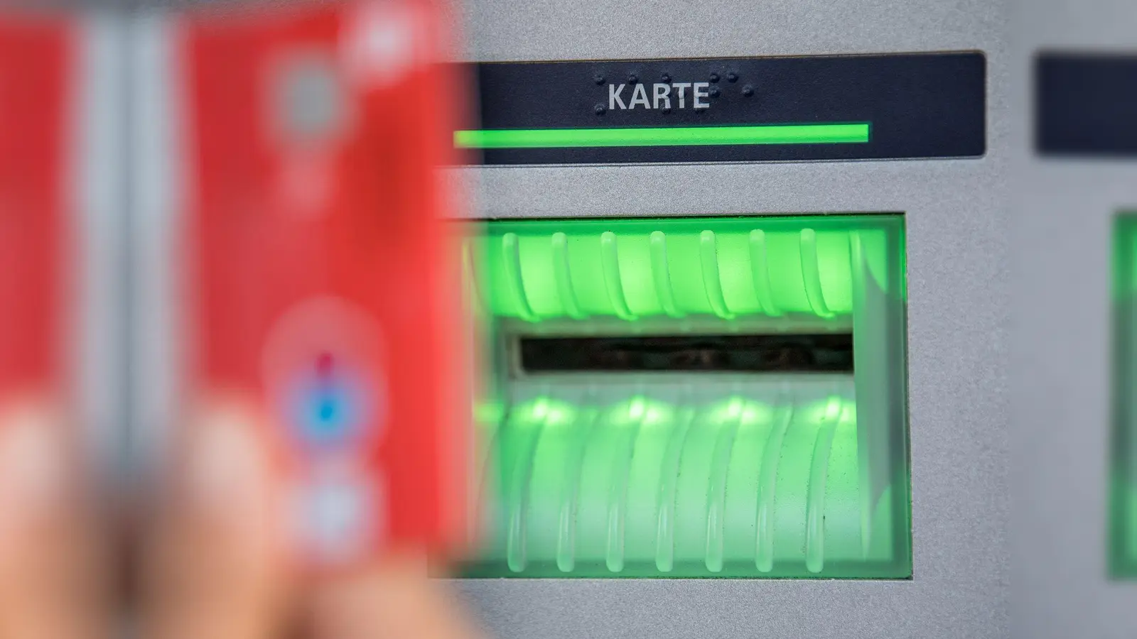 Mit einer gestohlenen Bankkarte hat ein Unbekannter in Sulzbach-Rosenberg Geld abgehoben.  (Symbolbild: Fabian Sommer/dpa)