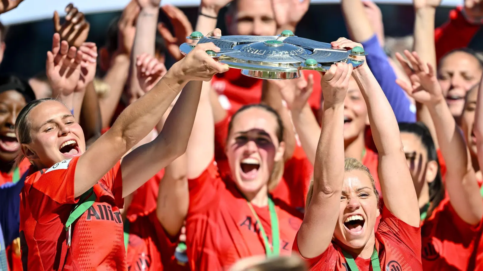 Gewohntes Bild: Die Bayern-Fußballerinnen stehen kurz vor der nächsten Meisterschaft. (Archivbild) (Bild: Harry Langer/dpa)