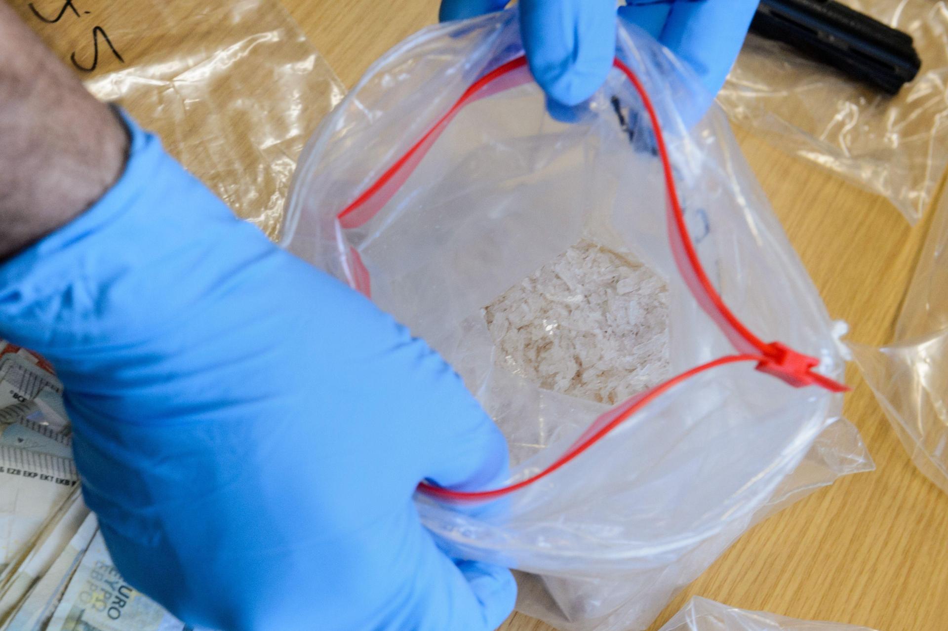 Bei den Wohnungsdurchsuchungen in Amberg sowie in den Landkreisen Amberg-Sulzbach und Schwandorf stellten die Ermittler neben Crystal und Cannabis auch Bargeld, verbotene Gegenstände sowie zahlreiche Datenträger sicher. (Symbolbild: Jens Schlueter /dpa)