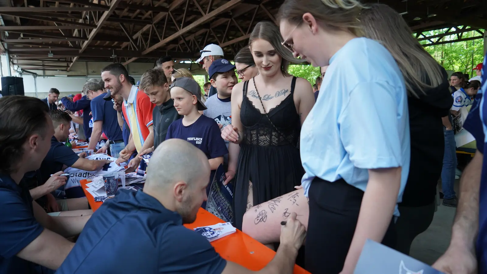 Die Blue Devils Spieler stehen auch an der „Blue Devils Night” für Autogramme bereit. (Archivbild: mcl)