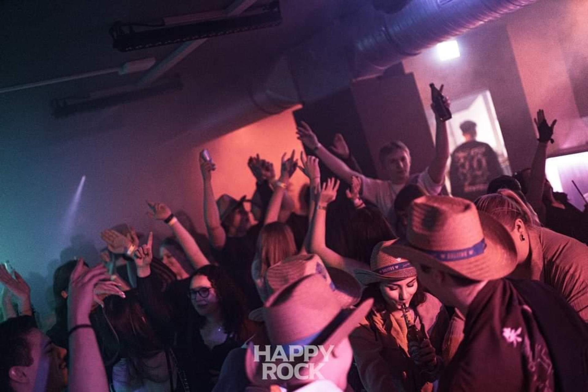 Kinkerlitzchen im Happy Rock. Feiern ab 16 bis die Wolken wieder lila sind dank Muttizettel! (Bild: Martin Sponsel)