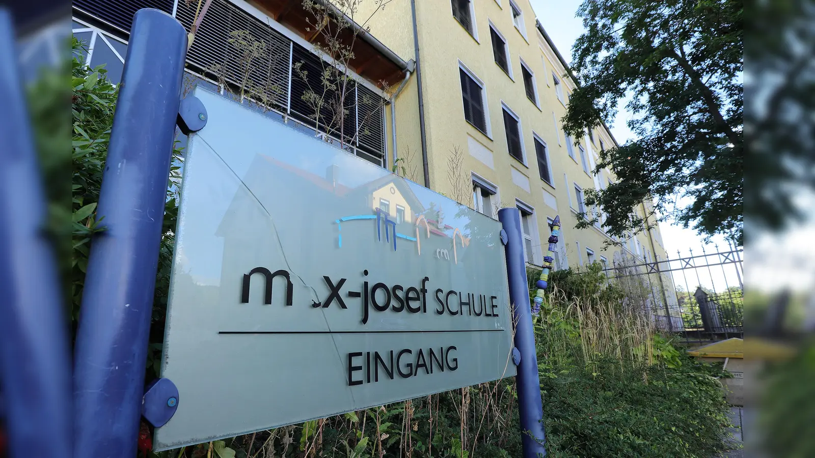 Im Umfeld der Max-Josef-Schule ein Unbekannter eine Zweitklässlerin angesprochen. (Archivbild: Wolfgang Steinbacher)