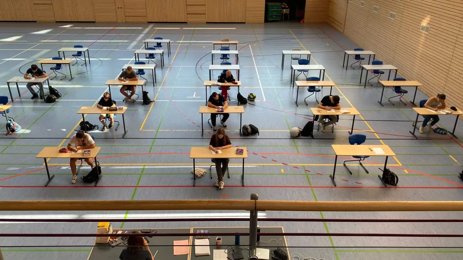 Während die Abiturienten schon ihre Ferien genießen und die Absolventen der Real- und Wirtschaftsschulen ihre Abschlussprüfungen bereits absolviert haben, ist für die Neuntklässler der Mittelschulen – wie hier an der Mittelschule Schnaittenbach – diese Woche Prüfungsstress angesagt. Dies gilt zumindest für jene, die sich den (freiwilligen) Prüfungen für den „Qualifizierenden Mittelschulabschluss” (Quali) unterziehen. Hier die Prüflinge des Englisch-Qualis. (Bild: u)