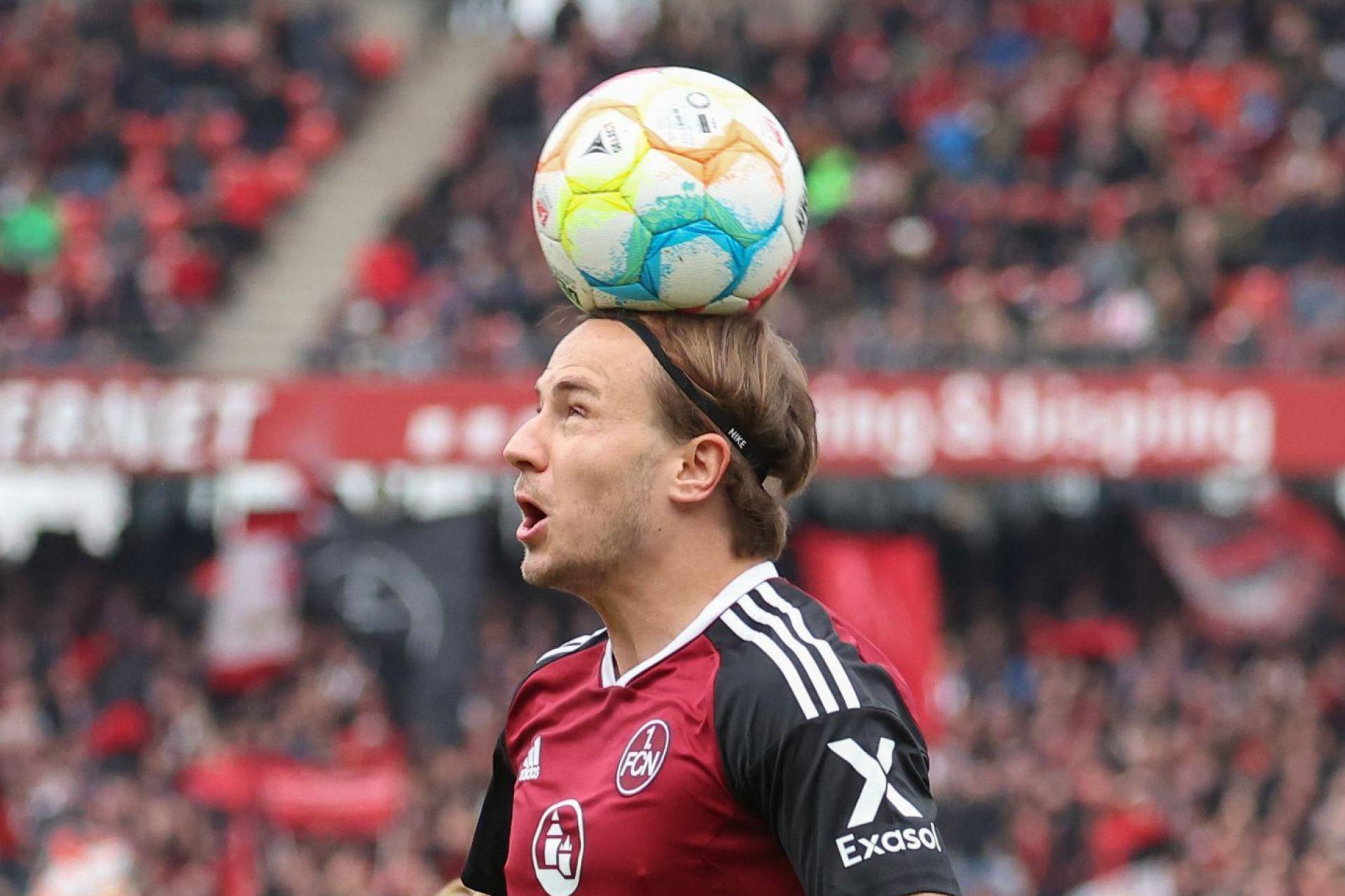 Der Nürnberger Felix Lohkemper spielt den Ball. (Bild: Daniel Karmann/dpa)