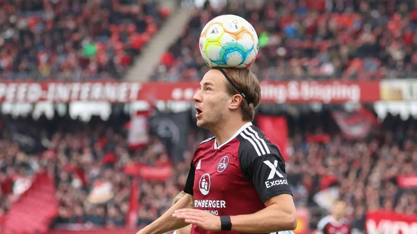 Der Nürnberger Felix Lohkemper spielt den Ball. (Bild: Daniel Karmann/dpa)