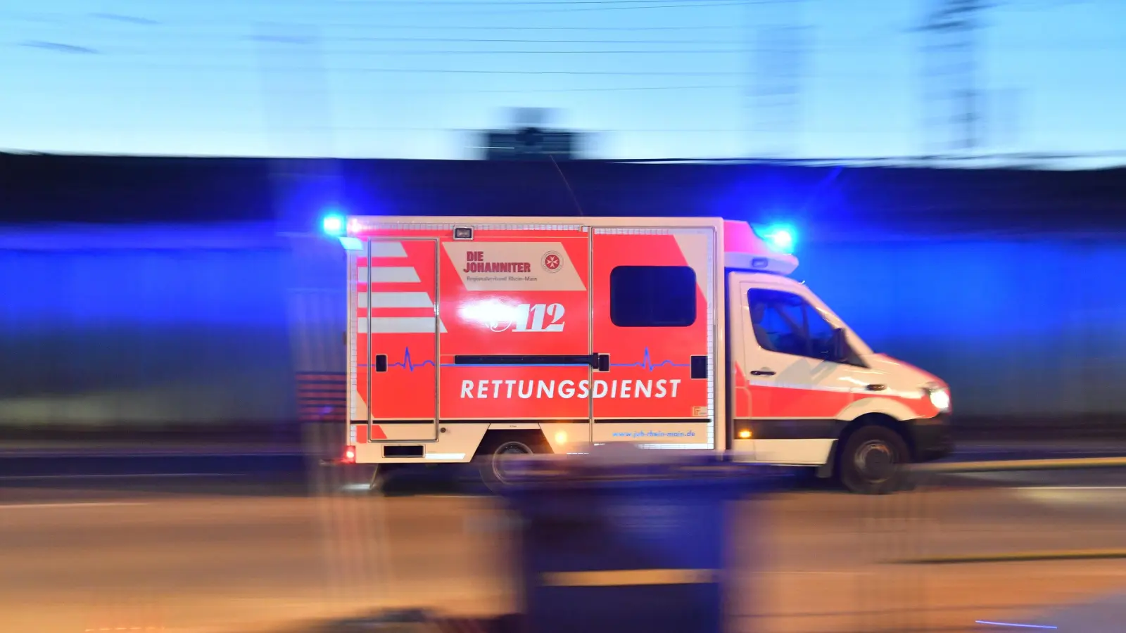 Ein Rettungswagen ist mit eingeschaltetem Blauchlicht im Einsatz. Dabei geschah in Amberg ein Unfall. Wer hat etwas beobachtet? (Symbolbild: Boris Roessler/dpa)