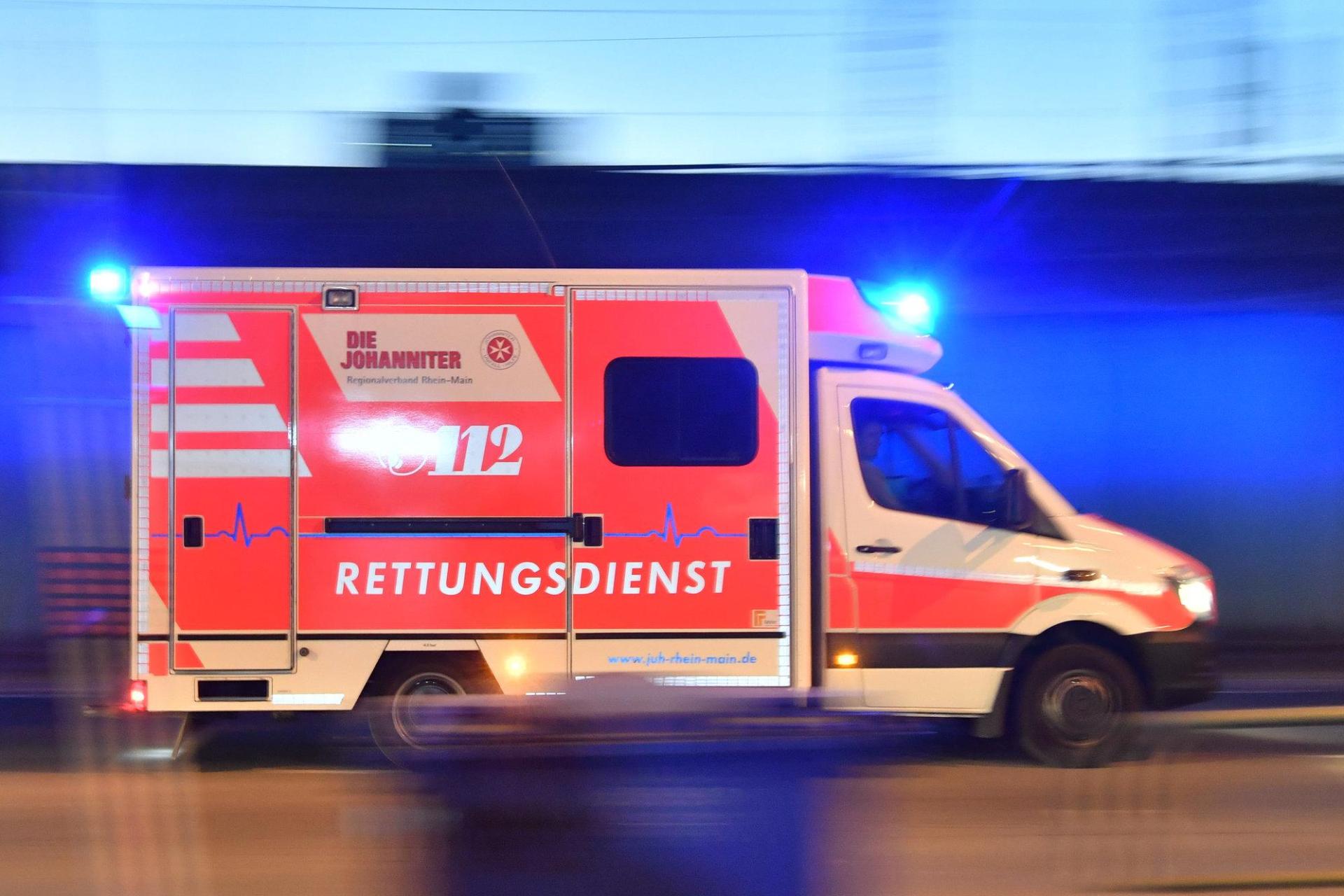 Eine 55-jährige Radfahrerin stürzt in Sulzbach-Rosenberg und erleidet Prellungen. Ihr Helm bewahrt sie vor schweren Kopfverletzungen. (Symbolbild: Boris Roessler/dpa)