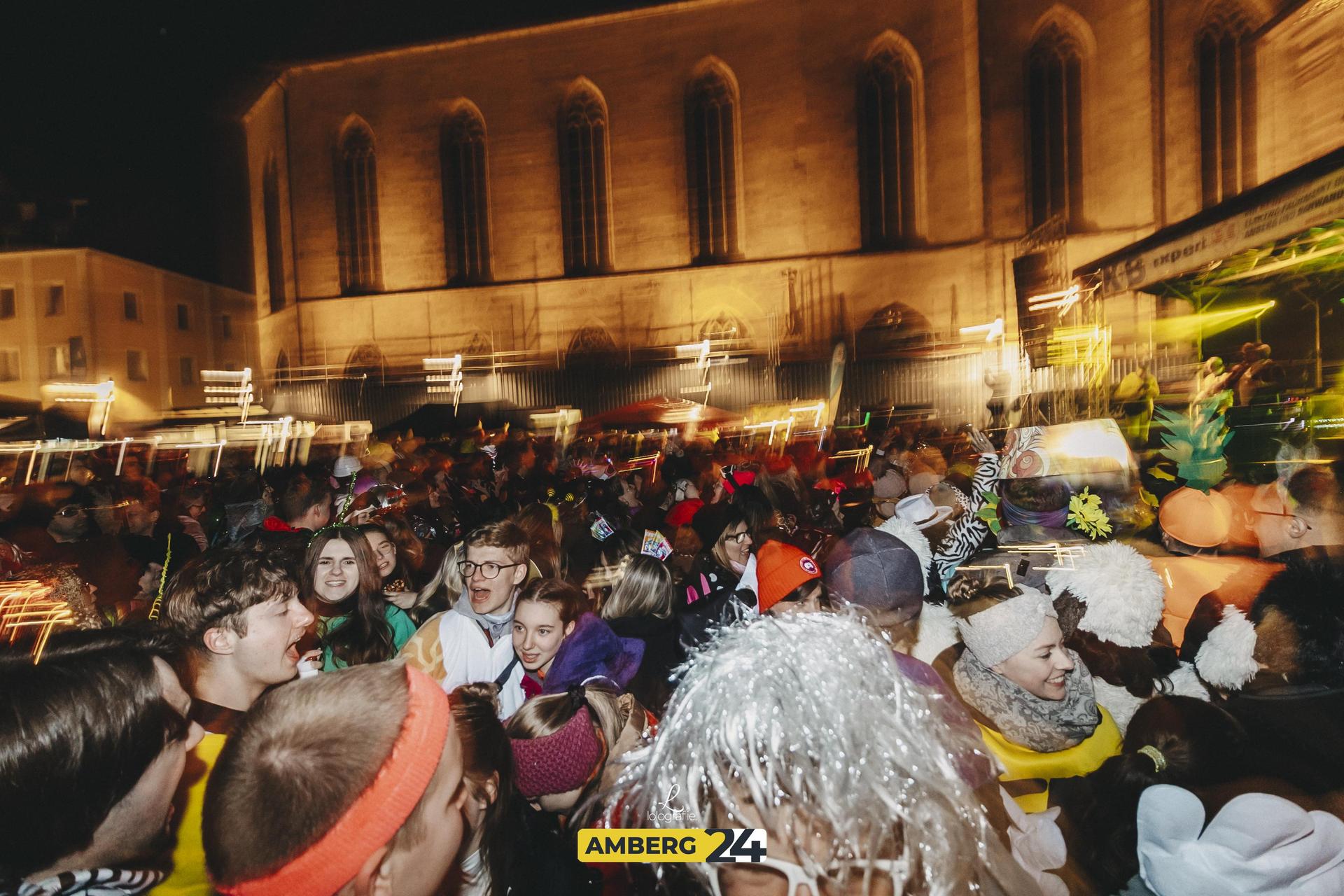 Amberger Hexennacht: Das war 2025 am Marktplatz los. Wir wünschen euch viel Spaß mit den Fotos.  (Bild: Leonie Hartung)