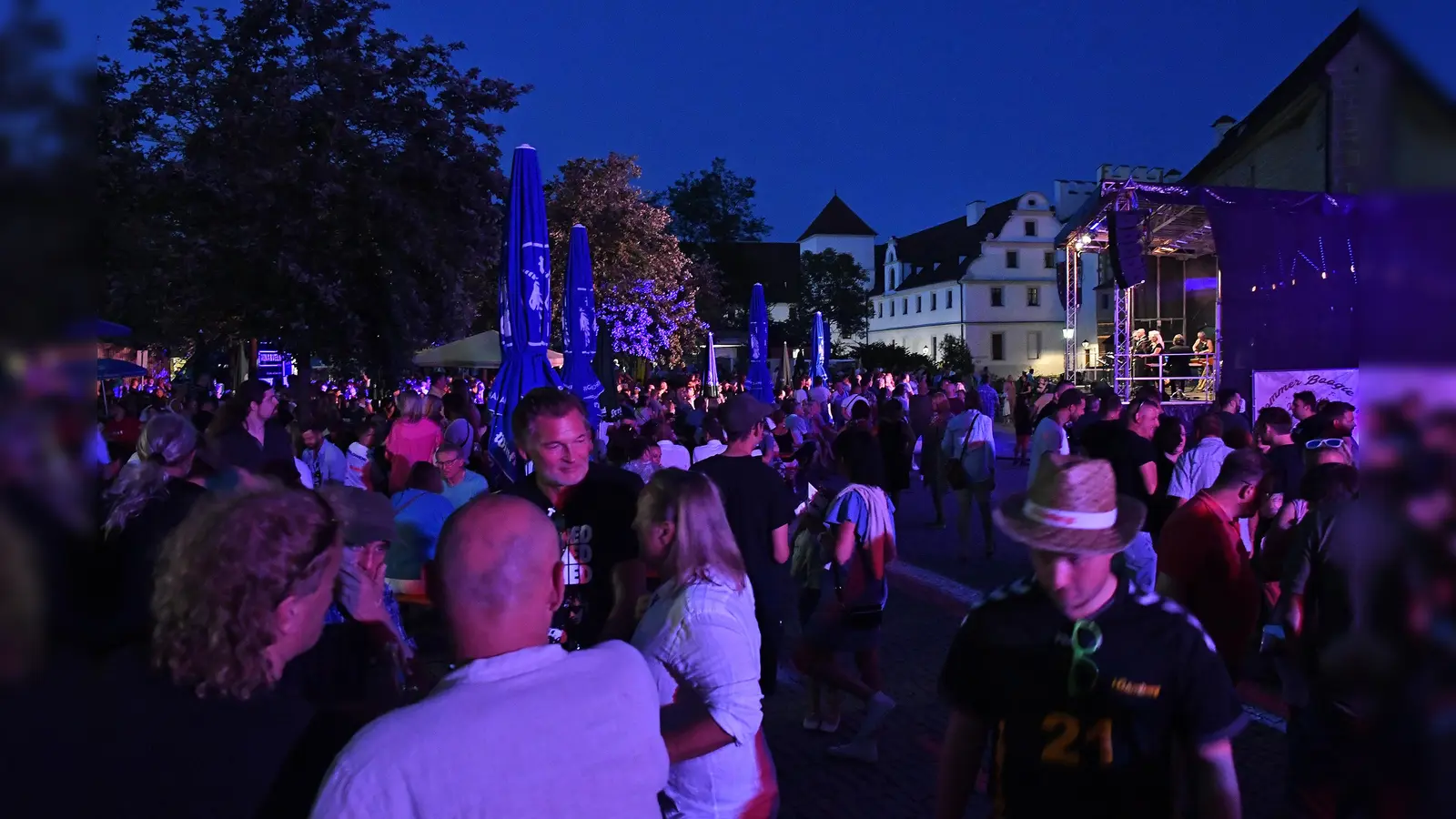 Amberg feiert Altstadtfest. <br>Fundamental Soul Thunder im Landratsamt Innenhof. (Bild: Petra Hartl)