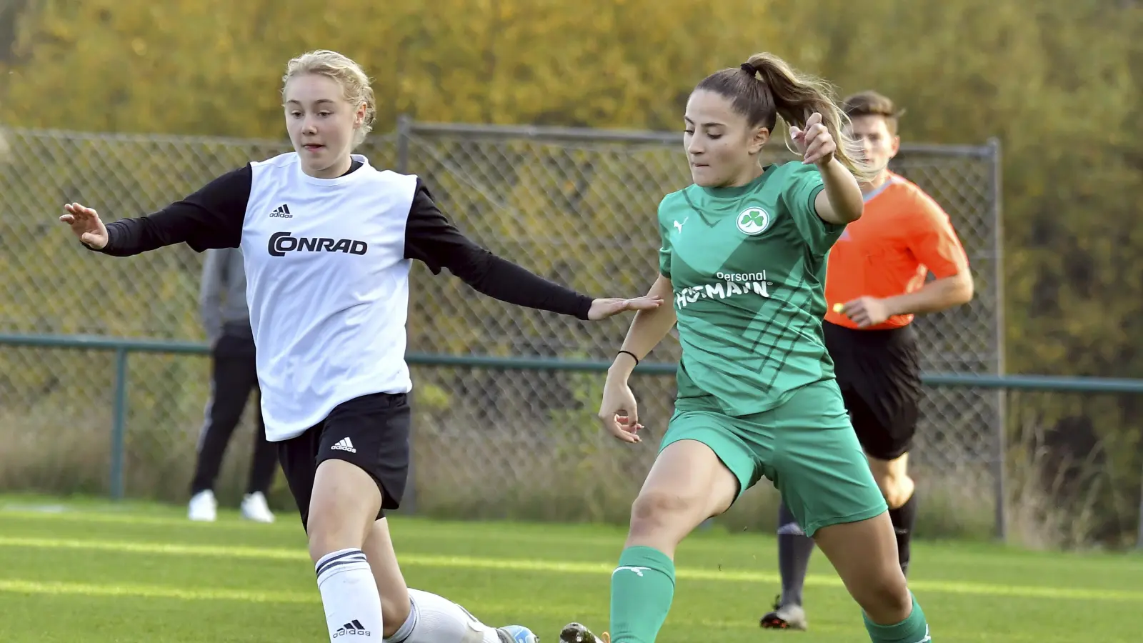 Matilda Lacher (links, Szene aus dem Heimspiel gegen Greuther Fürth) und der TSV Theuern müssen am Samstag beim TuS Bad Aibling antreten. (Bild: Hubert Ziegler)