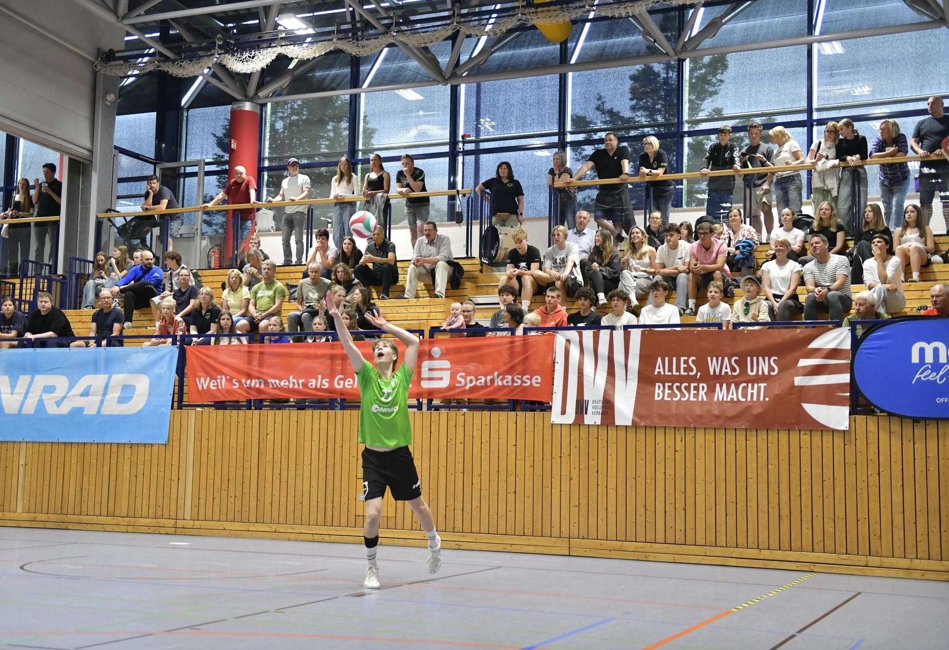 Laurenz Mecke vom VC Amberg beim Aufschlag. (Bild: Hubert Ziegler)