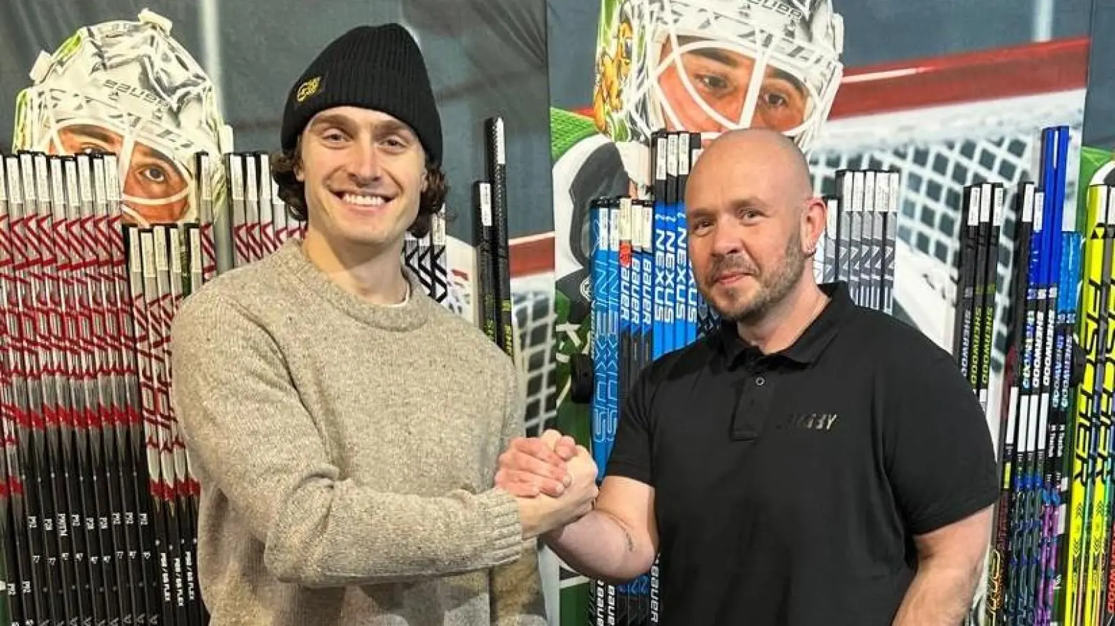 Ein Handschlag auf die nächste Saison: Brendan Walkom (links) und Ambergs Sportlicher Leiter Chris Spanger freuen sich über die weitere Zeit beim ERSC Amberg. (Bild: Günter Passler)