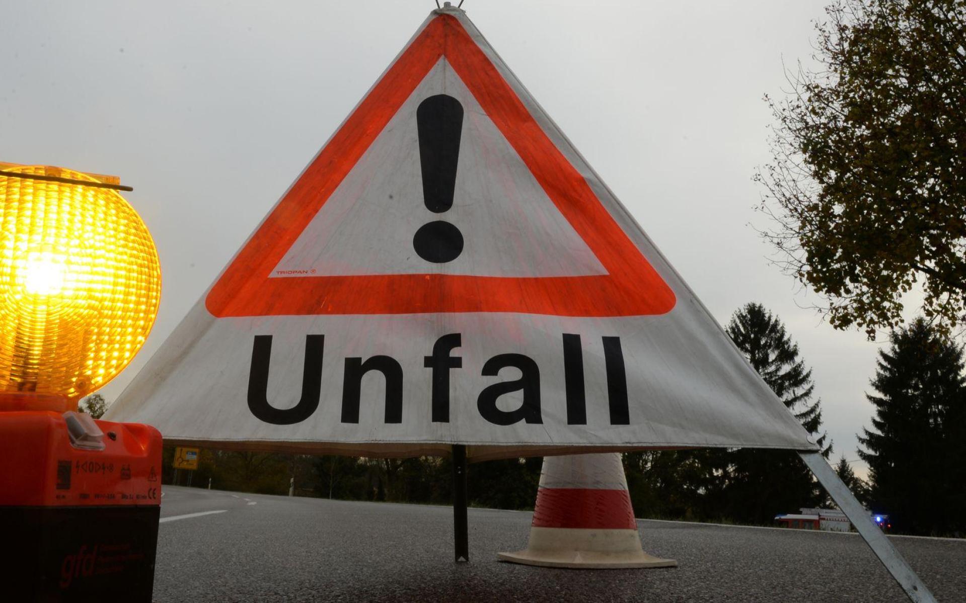 In Amberg-Sulzbach ist der Anhänger eines Lastwagens umgekippt.  (Bild: Patrick Seeger/dpa)